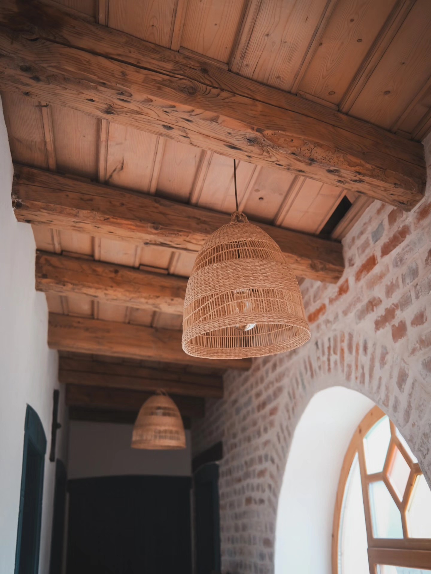 Noi imagini cu casa de la Viscri a Danei Rogoz. Cum a amenajat interiorul. „Duminică seara am ajuns. Renovarea continuă în curte”