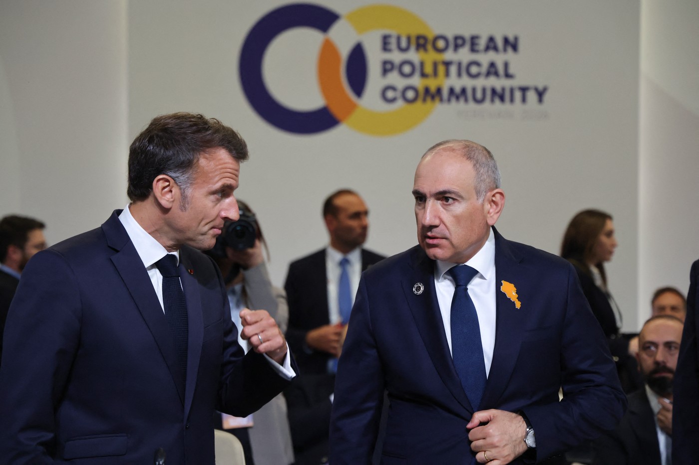 Emmanuel Macron, moment stânjenitor la întâlnirea cu soția lui Erdoğan, la Summitul NATO de la Ankara. Gestul nepotrivit făcut de președintele Franței