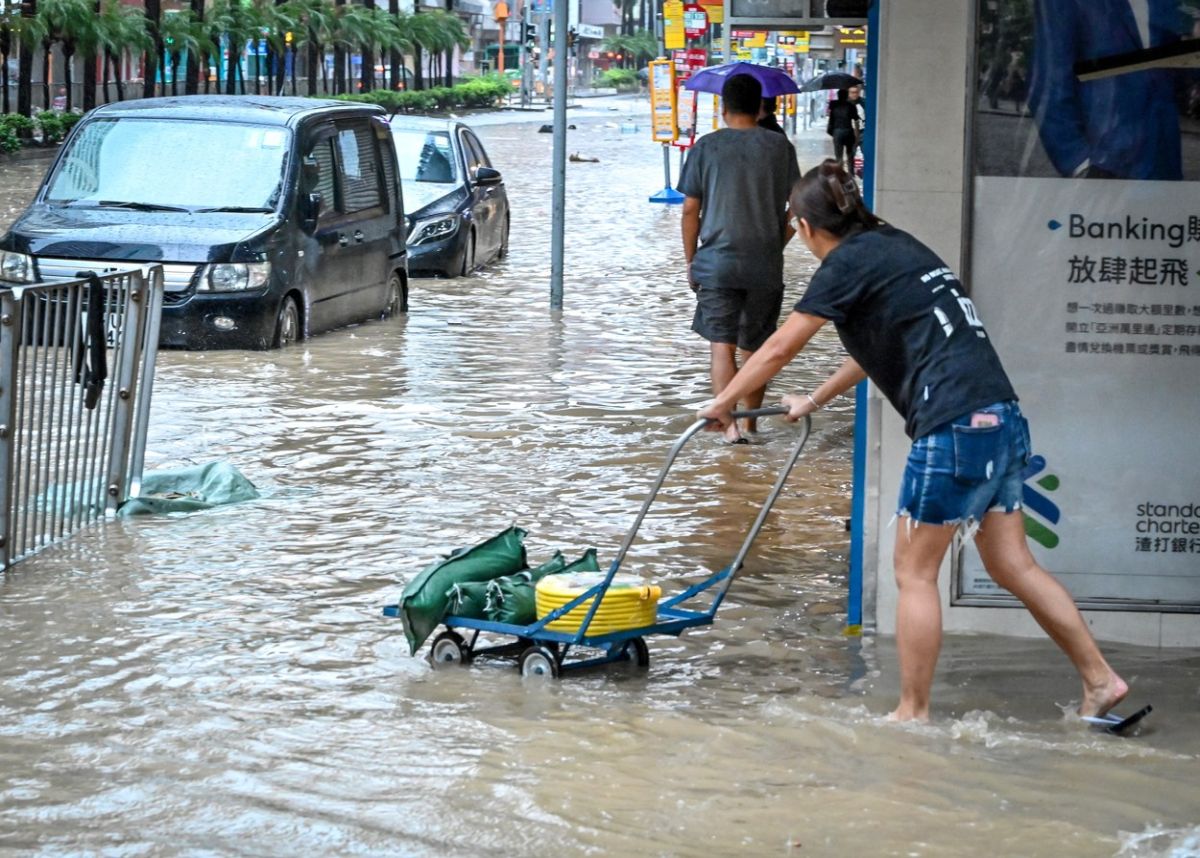 Inundații în Hong Kong, după cea mai puternică ploaie din ultimii 139 de ani