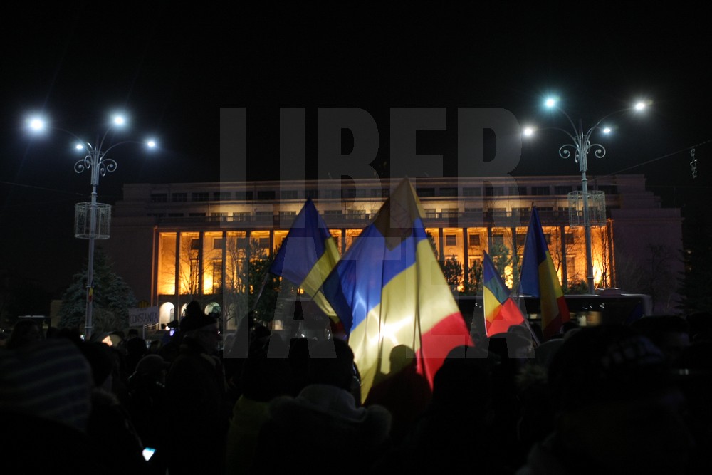 UPDATE. Protest, miercuri seara, în Piața Victoriei. ”Uniți toți, scăpăm țara de hoți!”. Hora frăției, în fața Guvernului / GALERIE FOTO