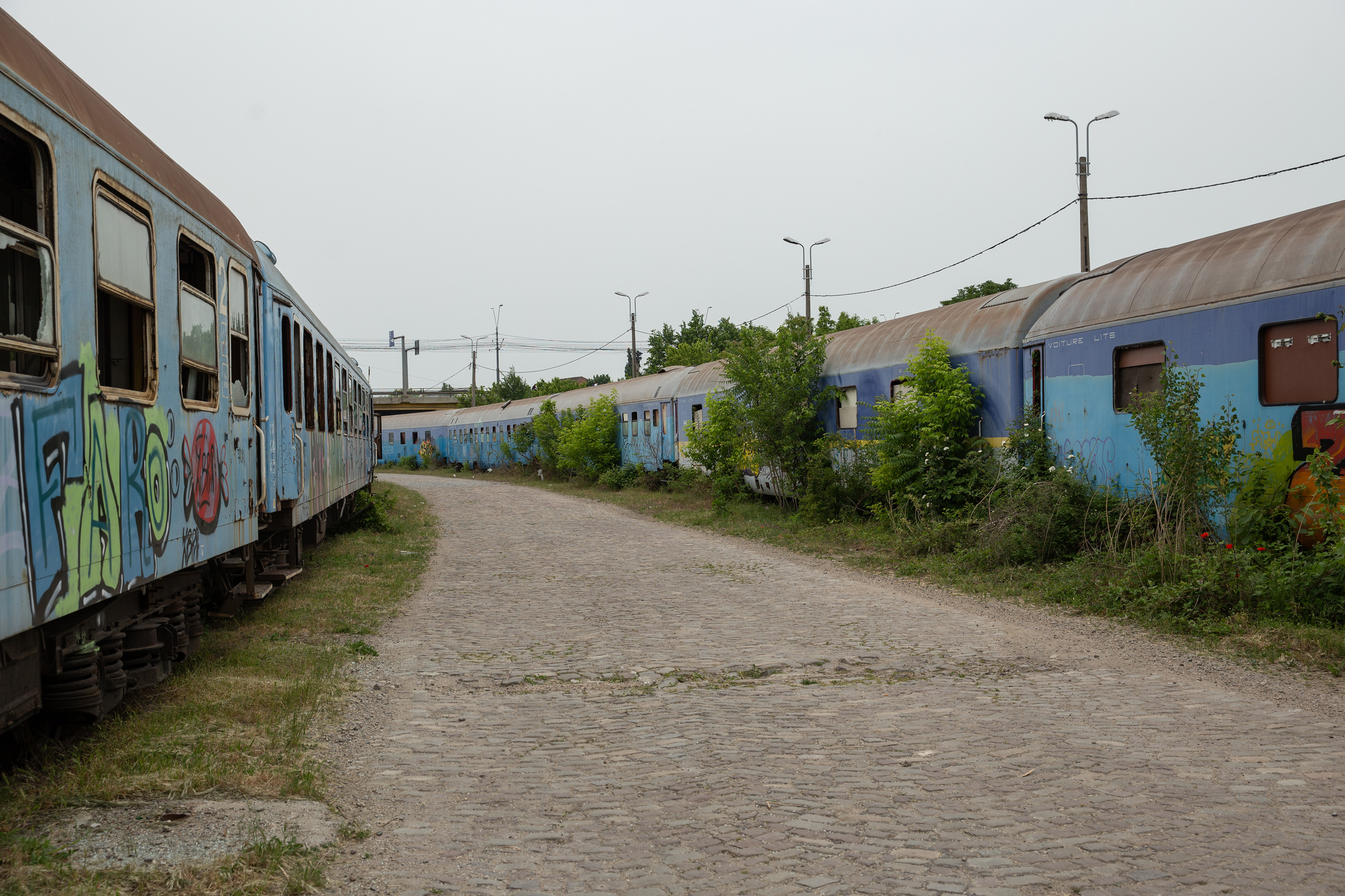 Viața în vagon. Cum luptă oamenii străzii din București pentru supraviețuire într-un tren tras pe linie moartă
