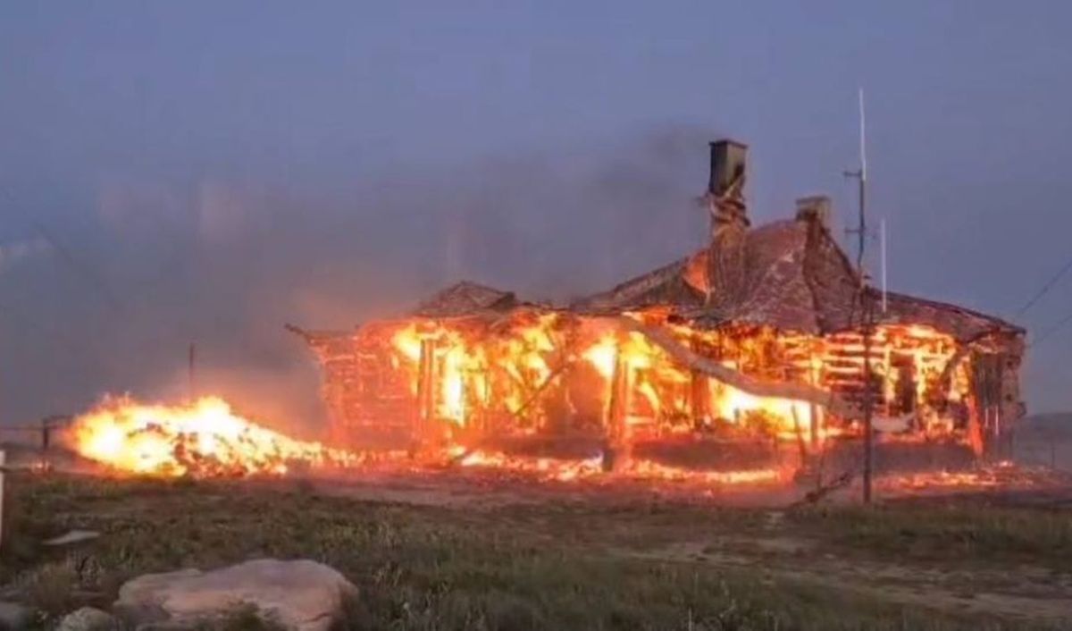 Staţia meteorologică de pe Vârful Vlădeasa din Cluj a ars într-un incendiu: „Extinderea focului, amplificată de vântul puternic de la cota 1.800”