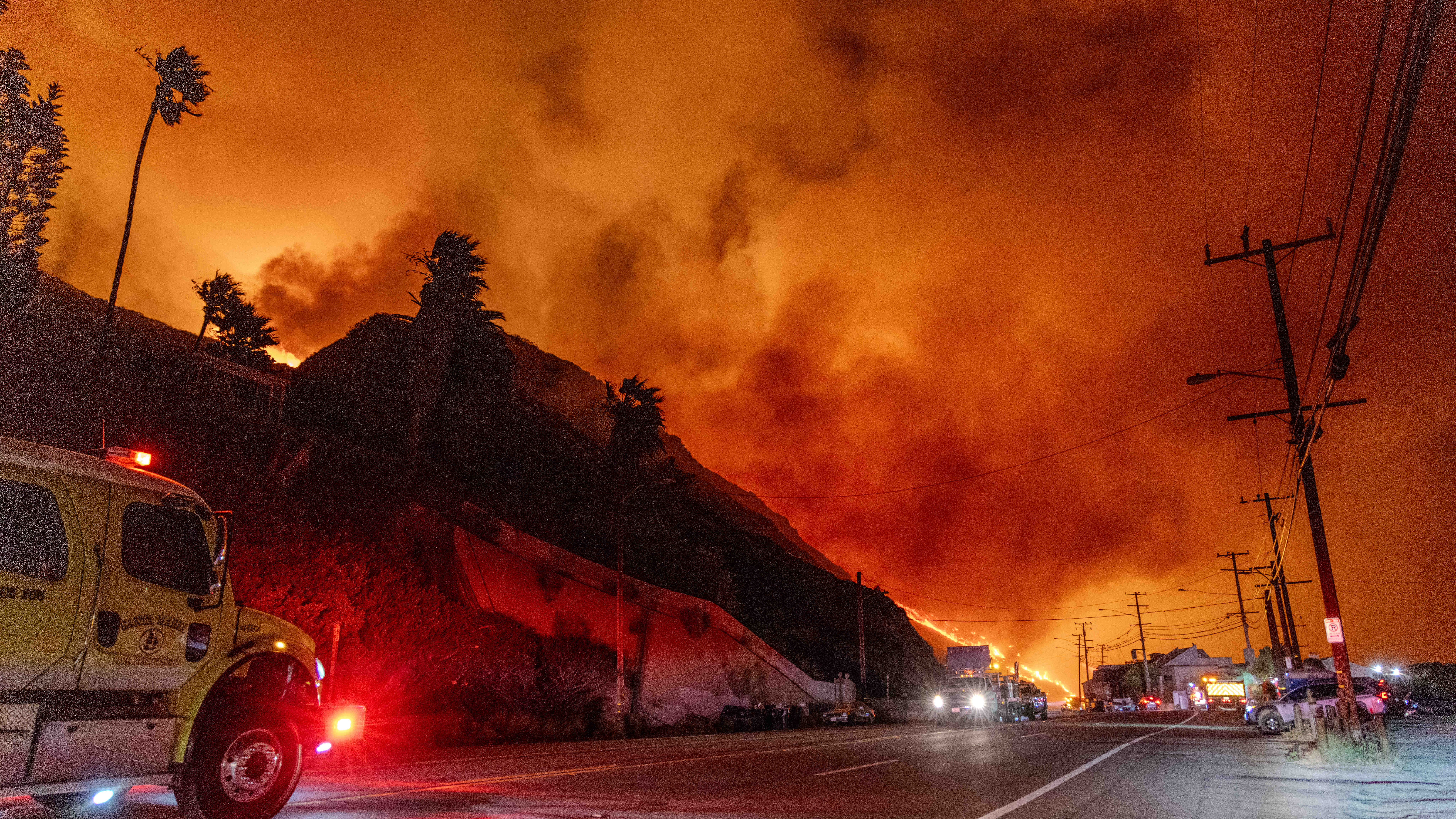 Cel puțin 10 oameni au murit în incendiile de proporții din Los Angeles: „E ca şi cum o bombă atomică ar fi fost aruncată”
