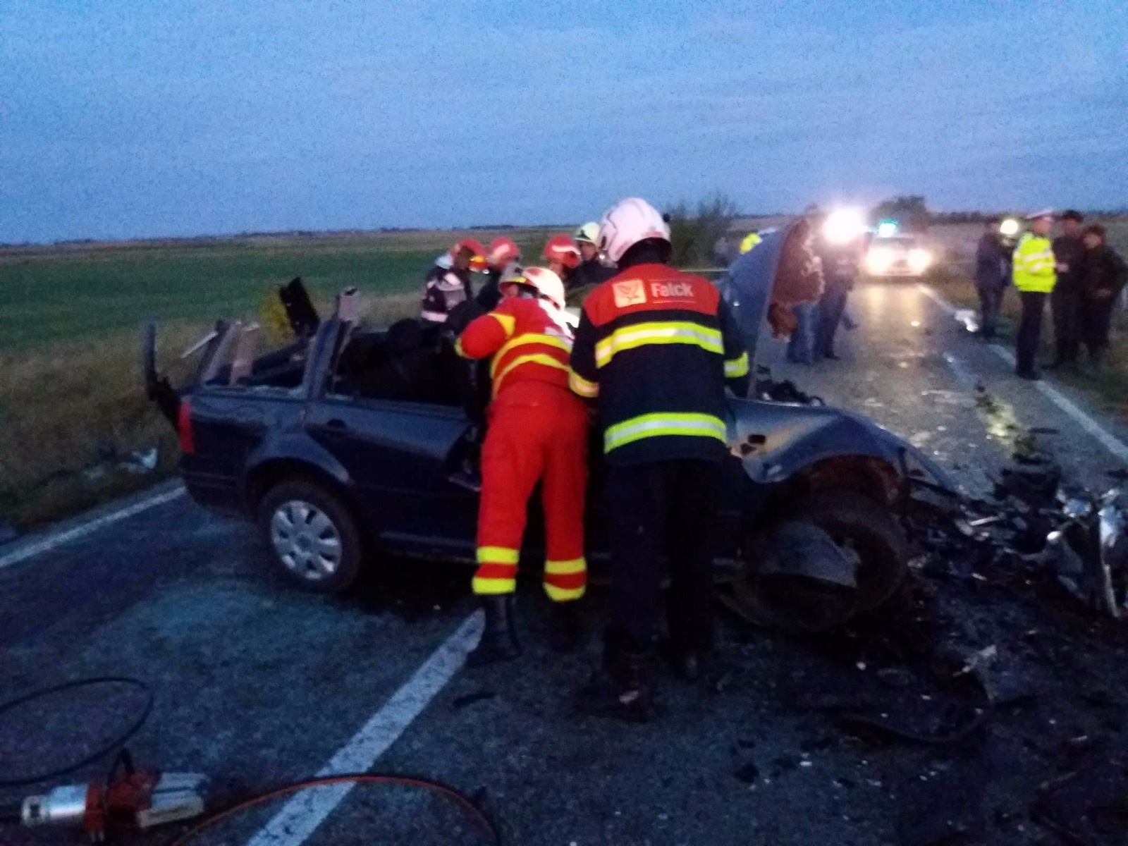 FOTO&VIDEO/ Bilanțul accidentului de pe DN2E a crescut la 5 morți. Un preot, sora, cumnatul şi unul din copiii acestuia au murit în accident