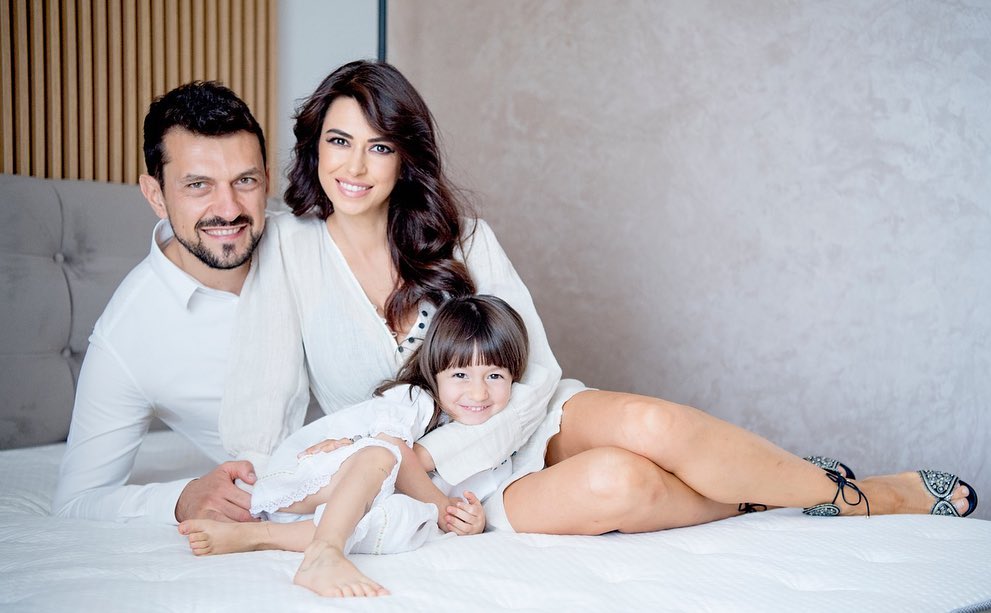 Prezentatoarea TV a divorțat în secret și s-a cuplat cu un actor de la PRO TV. Au vrut să-și ascundă relația, dar au fost surprinși sărutându-se