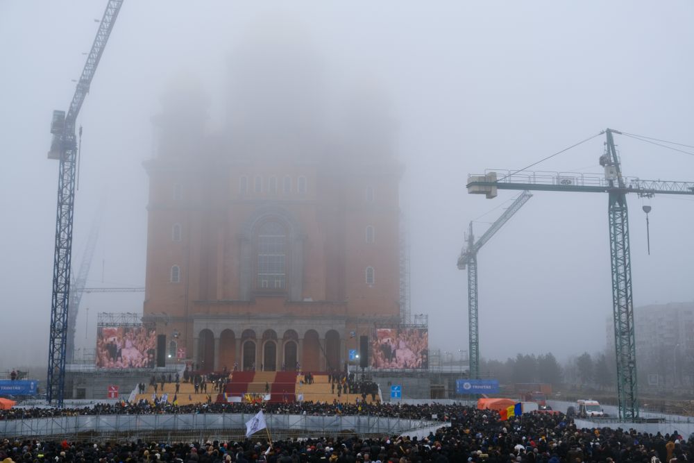 FOTO&VIDEO/ Imagini de la slujba de sfințire a Catedralei Mântuirii Neamului. 100 de preoți și zeci de mii de credincioși participă la evenimentul istoric