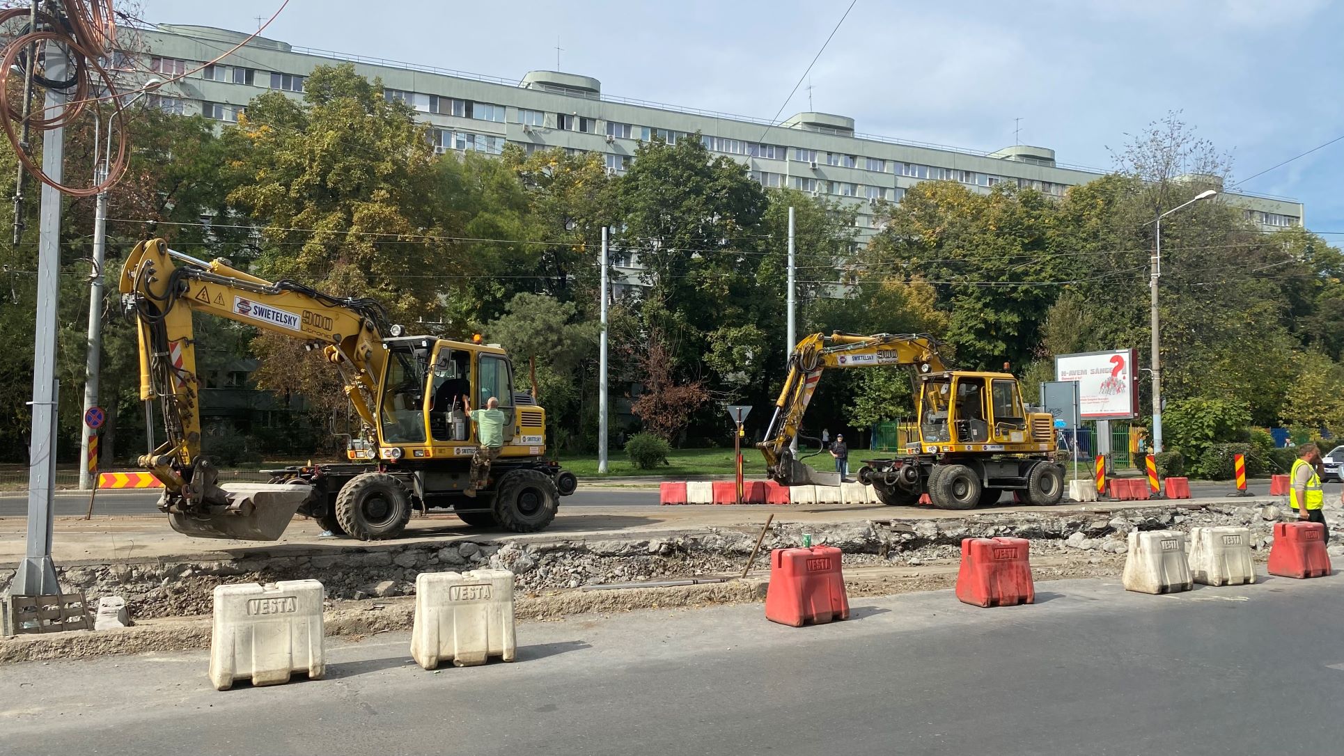 FOTO. În vizită pe șantierul de pe linia lui 41, de la Piața Drumul Taberei. „Băgăm material, muncim fără pauză numai să terminăm la timp”