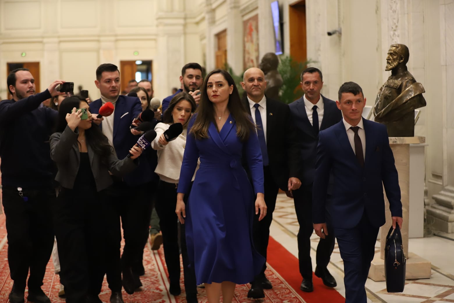 Prima zi din viața noului Parlament. Șoșoacă l-a flancat pe Ciucă, Becali a smuls microfonul unui jurnalist, iar liberalii se zbat între Crin și Nicușor