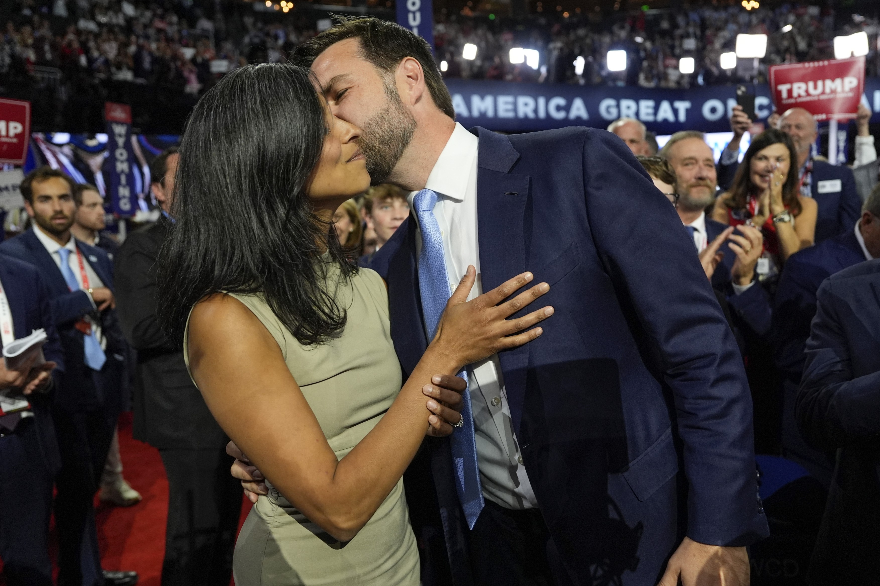 Cine este Usha Vance, soția vicepreședintelui lui Trump. Senatorul spunea că se simte „umilit” de CV-ul ei extraordinar
