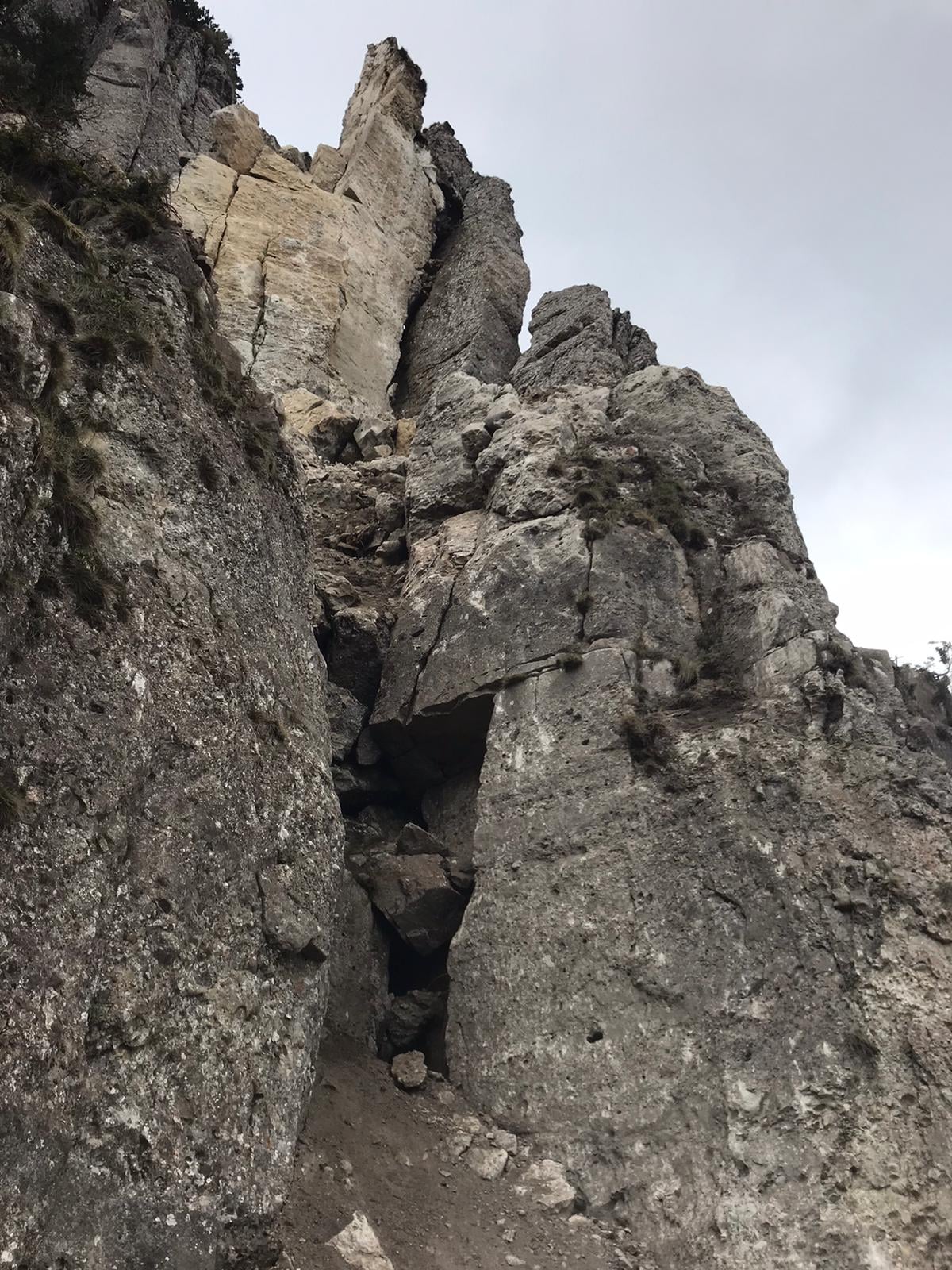 O stâncă de sute de tone din Ceahlău s-a prăbușit peste o potecă turistică. Avertisment pentru excursioniști