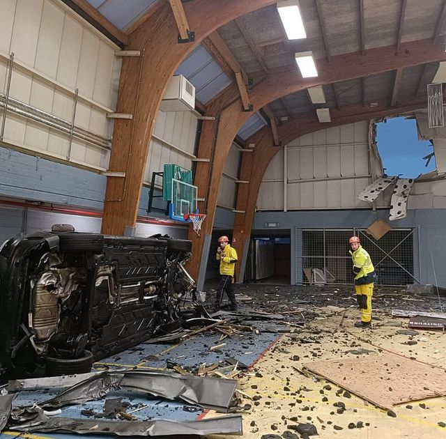 Imagini filmate cu un fotbalist belgian care zboară cu Mercedesul zeci de metri, trece printr-un perete și aterizează într-o sală de sport