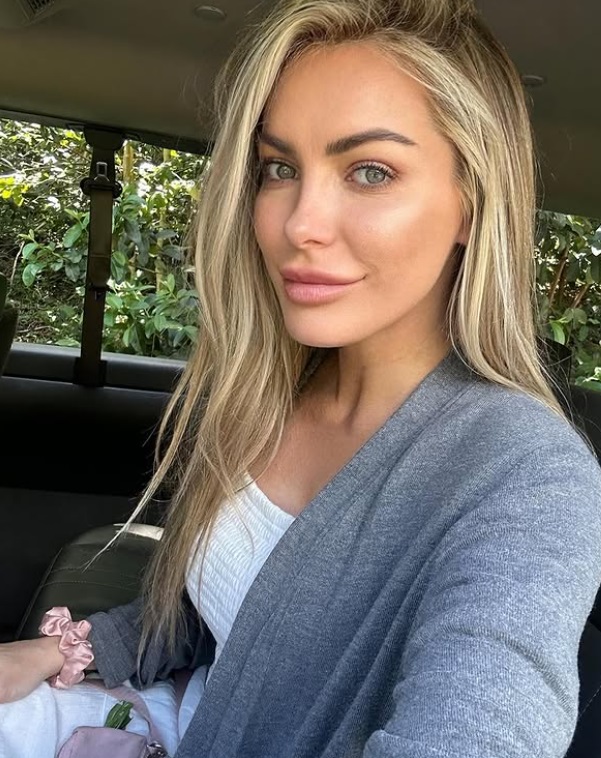 Văduva fondatorului Playboy a fost cerută în căsătorie la 8 ani de la decesul lui. Cine e viitorul soț al lui Crystal Hefner