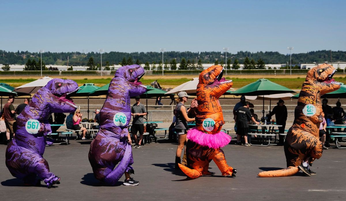 Cum au fugit 300 de dinozauri gonflabili într-o cursă de la Campionatul Mondial T-Rex | VIDEO