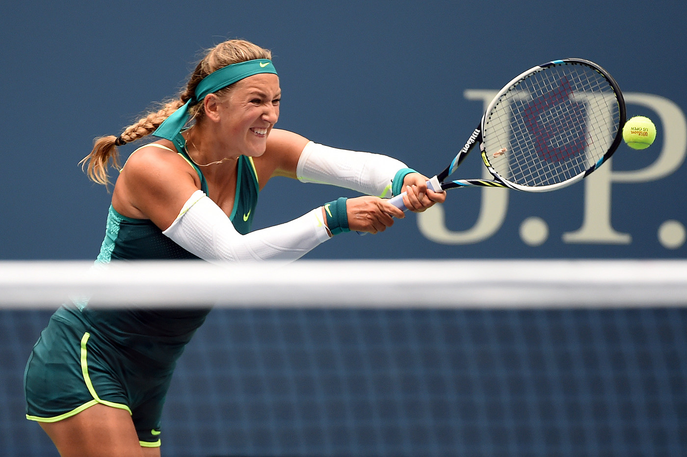 Superperformanţă realizată de Simona Halep, care a învins-o pe Victoria Azarenka, în trei seturi, şi s-a calificat în semifinalele de la US Open. Românca a condus ostilităţile în primul set, l-a cedat pe cel secund, dar a fost formidabilă în decisiv. Meciul a fost întrerupt o oră în ultimul act din cauza ploii. Simona a egalat performanţa Irinei Spârlea din 1997 / LIVE BLOG & SUPERGALERIE FOTO