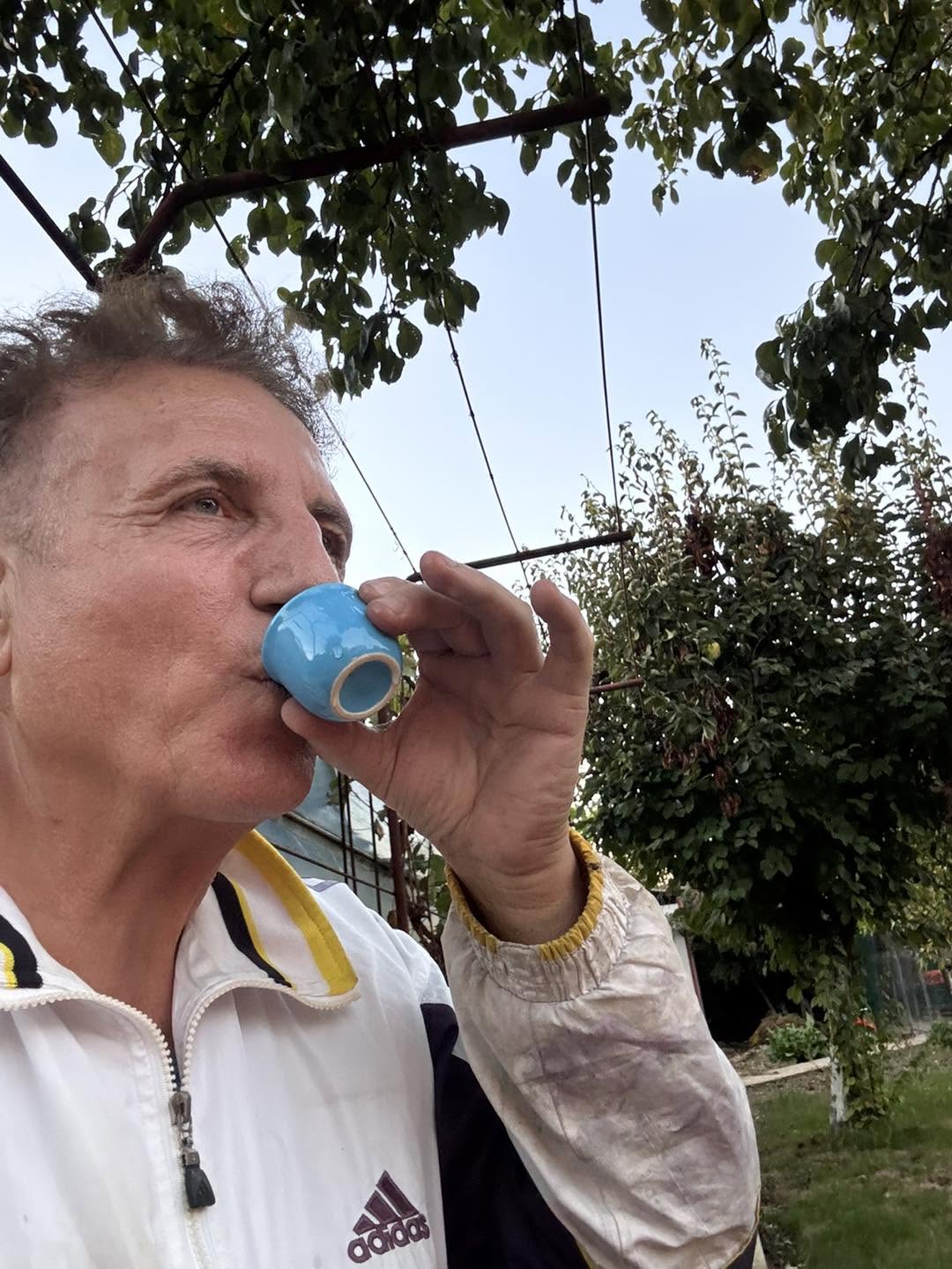 Constantin Enceanu face țuică după rețeta bunicii