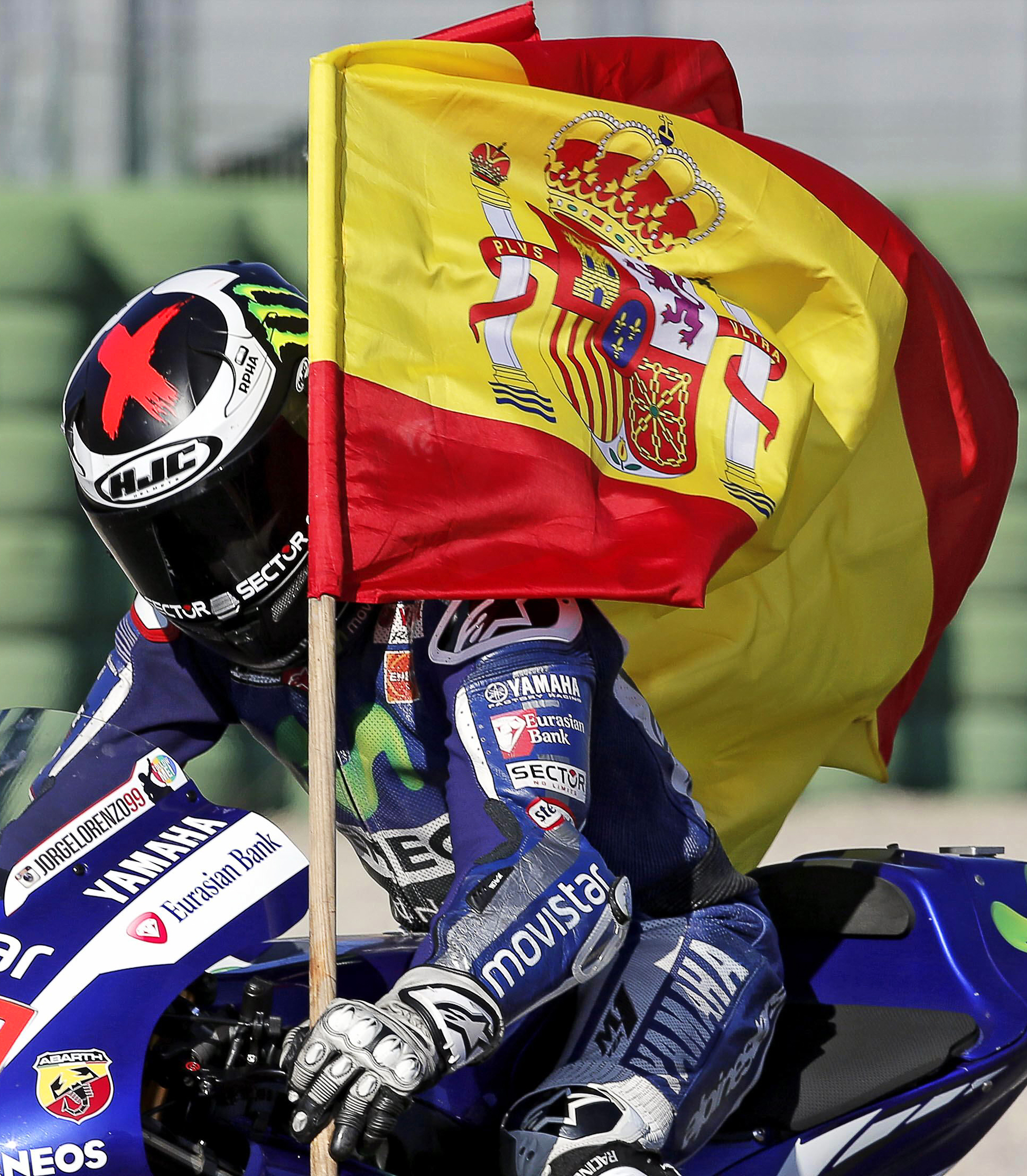 Spaniolul Jorge Lorenzo a învins în ultima etapă de la Valencia și și-a adjudecat titlul mondial la clasa regină. Plecat ultimul, al 26-lea, ”doctorul” Rossi a terminat pe 4, dar n-a fost suficient / FOTO&VIDEO