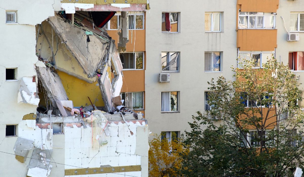 Lucrări la blocul din Rahova afectat de explozie, la un an de la deflagrație