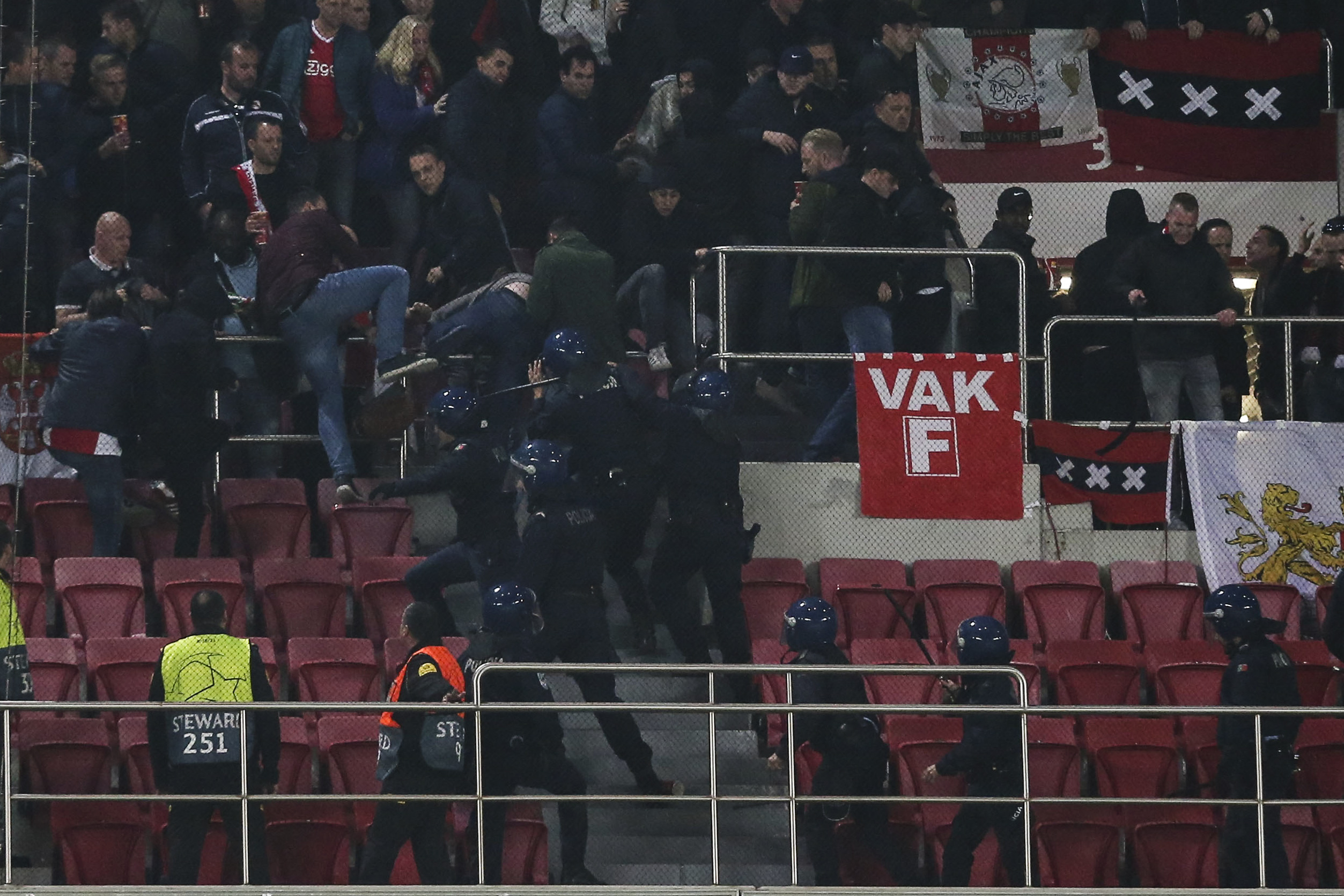Incidente violente la Lisabona între polițiști și fanii echipei Ajax / GALERIE FOTO&VIDEO