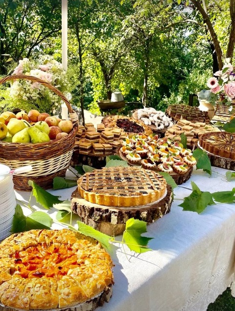 Imagini de la botezul celei de-a patra fetițe a Laurei Cosoi. Evenimentul a avut loc în Maramureș, iar invitații au primit mâncare gătită la ceaun