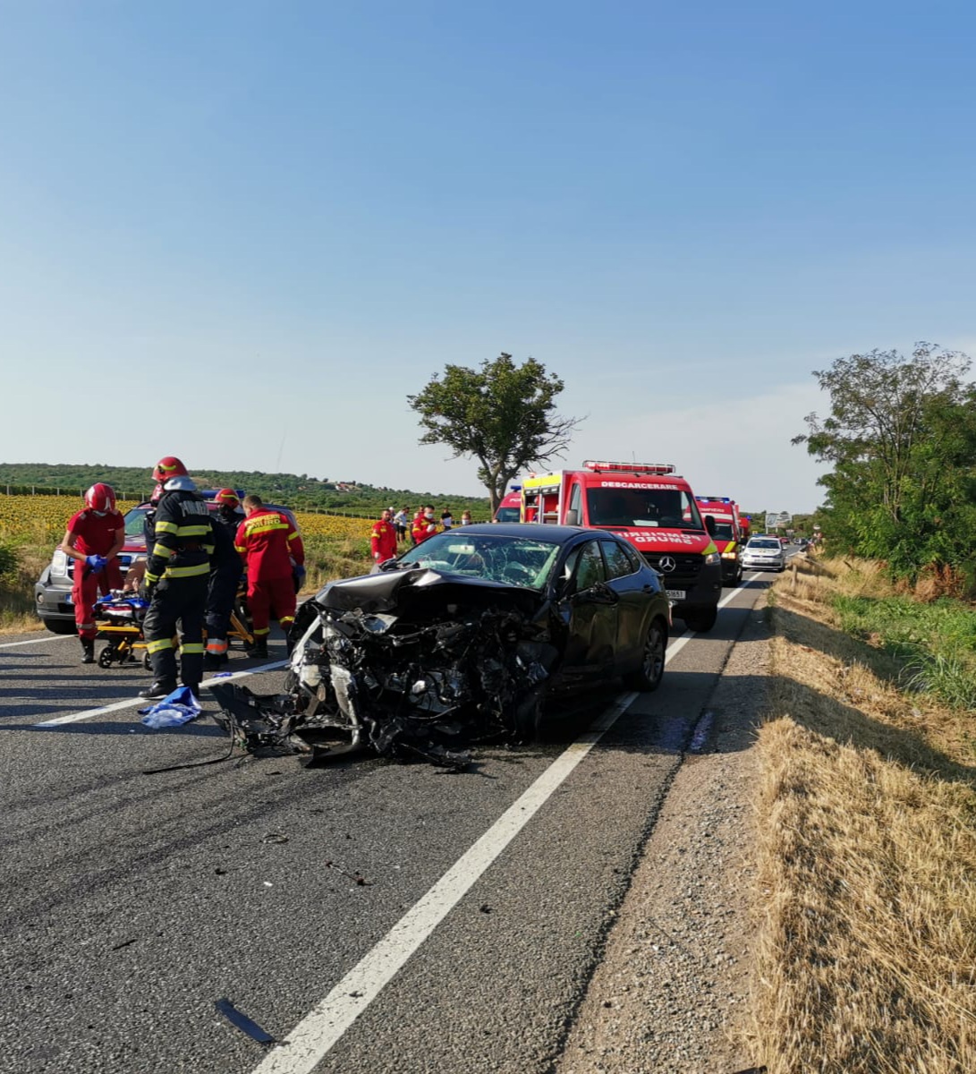 Două mașini s-au izbit frontal în județul Bihor. Un bărbat și un copil de 4 ani au murit