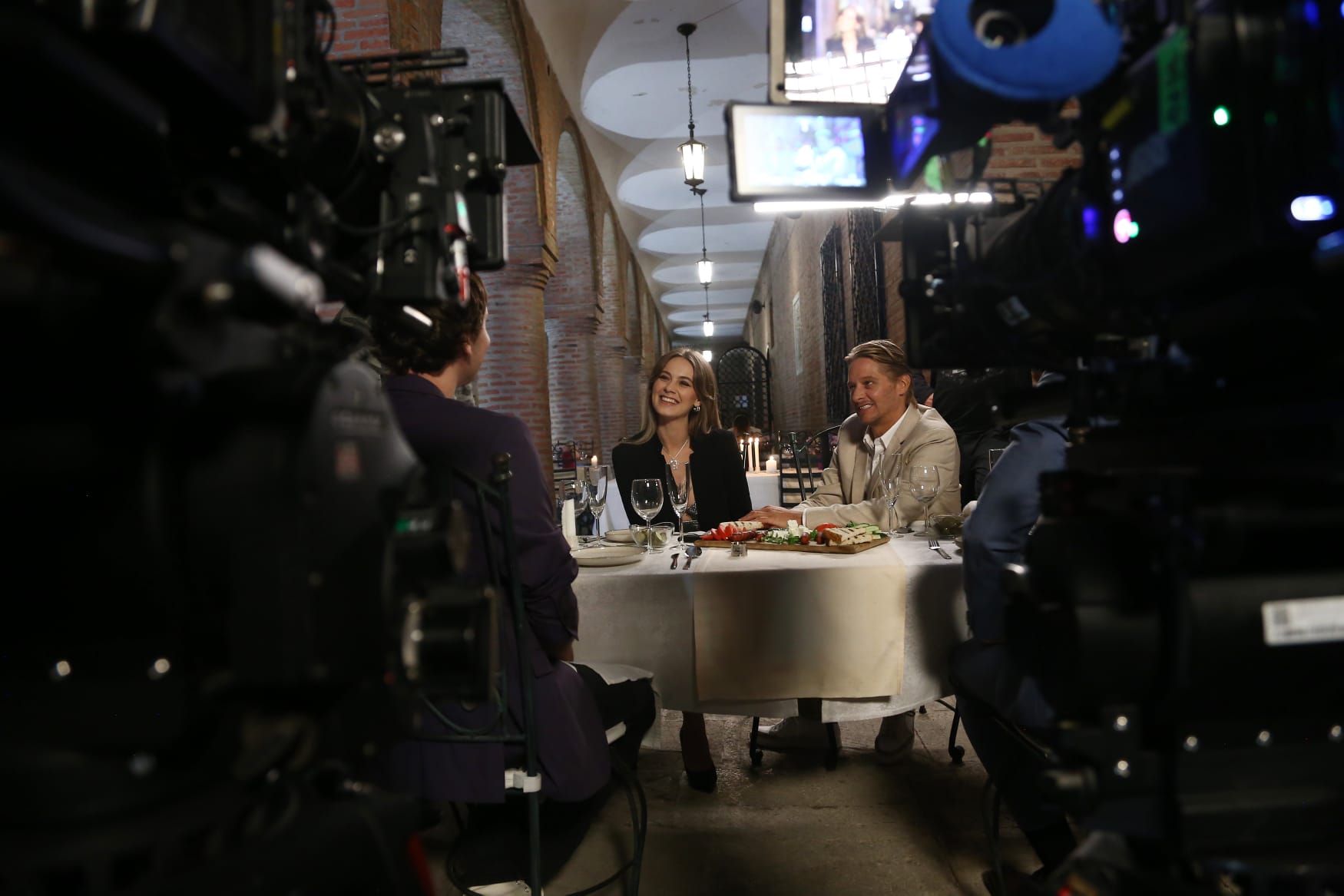 Actorul care a dat America pe România. Cine este James Longshore care apare în serialul „Lasă-mă, îmi place! Camera 609”
