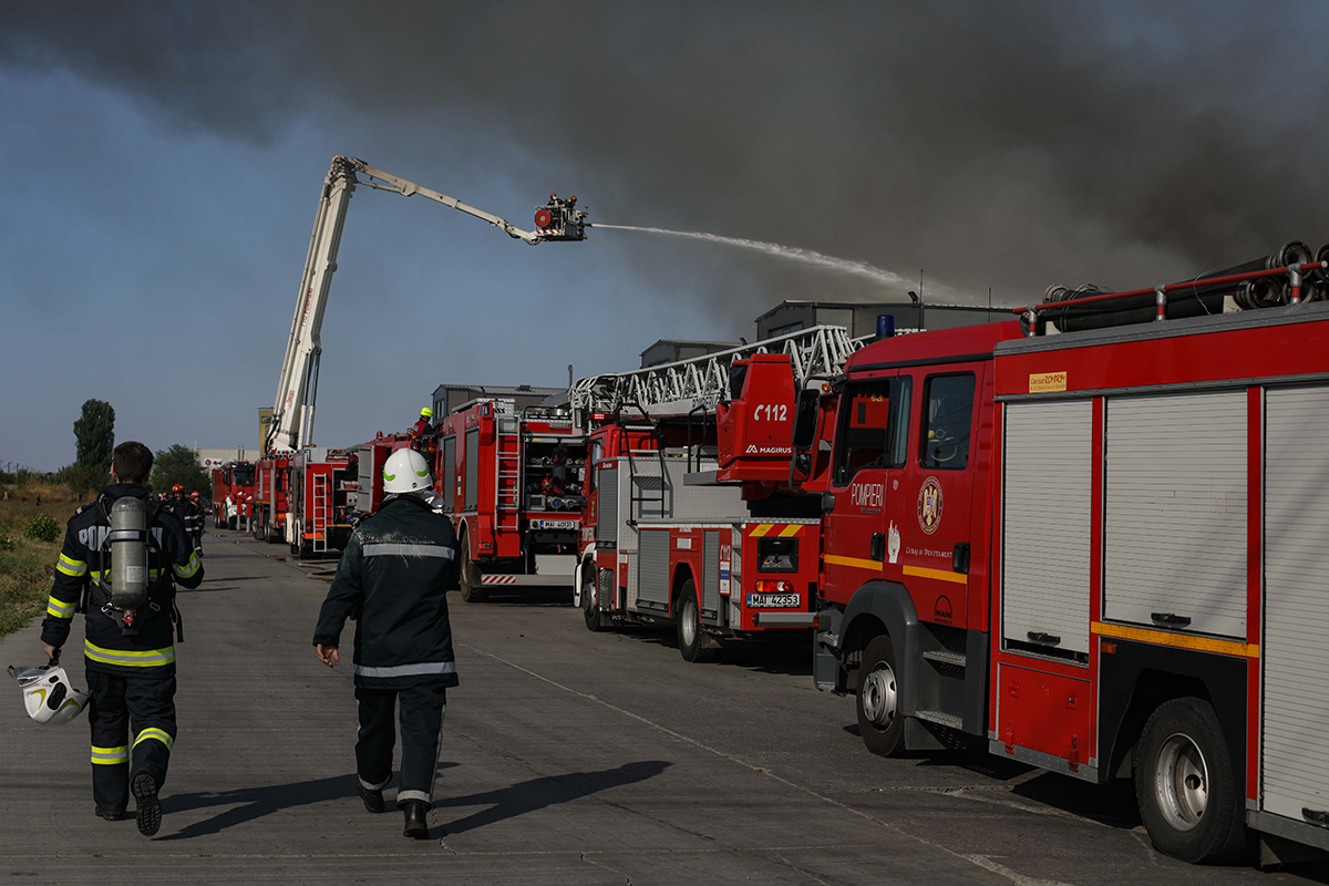 Incendiul de la hala din Mogoșoaia, stins după cinci ore și jumătate. Cauza încă nu e cunoscută