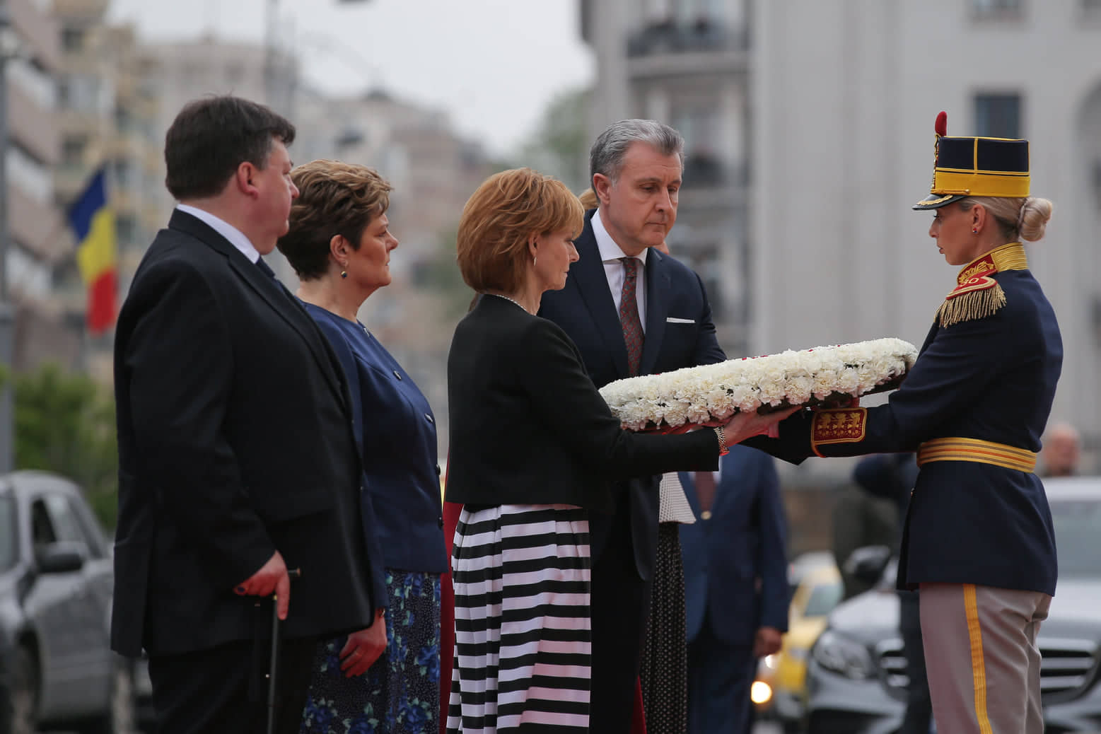 UPDATE. Ziua Regelui, marcată prin manifestări culturale. Ceremonie militară şi depuneri de coroane de flori la statuia Regelui Carol I din Piaţa Palatului Regal | FOTO&VIDEO