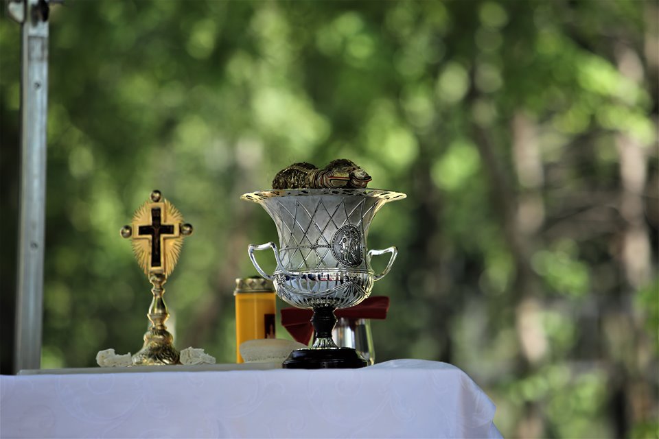 Sute de oameni participă la slujba de Izvorul Tămăduirii de la Biserica Mavrogheni. Ce nu ai voie să faci azi pentru a nu fi lovit de blestem | FOTO
