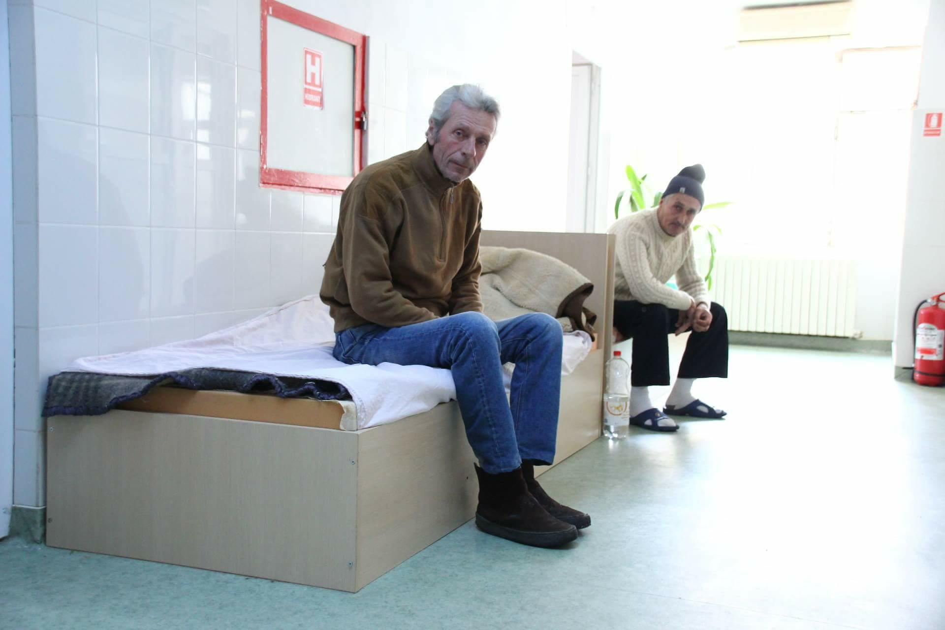 REPORTAJ/ Duși la adăpost din cauza gerului, cerșetorii din Craiova vor tot pe străzi: “Ne-au făcut baie, dar nu-s obișnuit să dorm în pat"