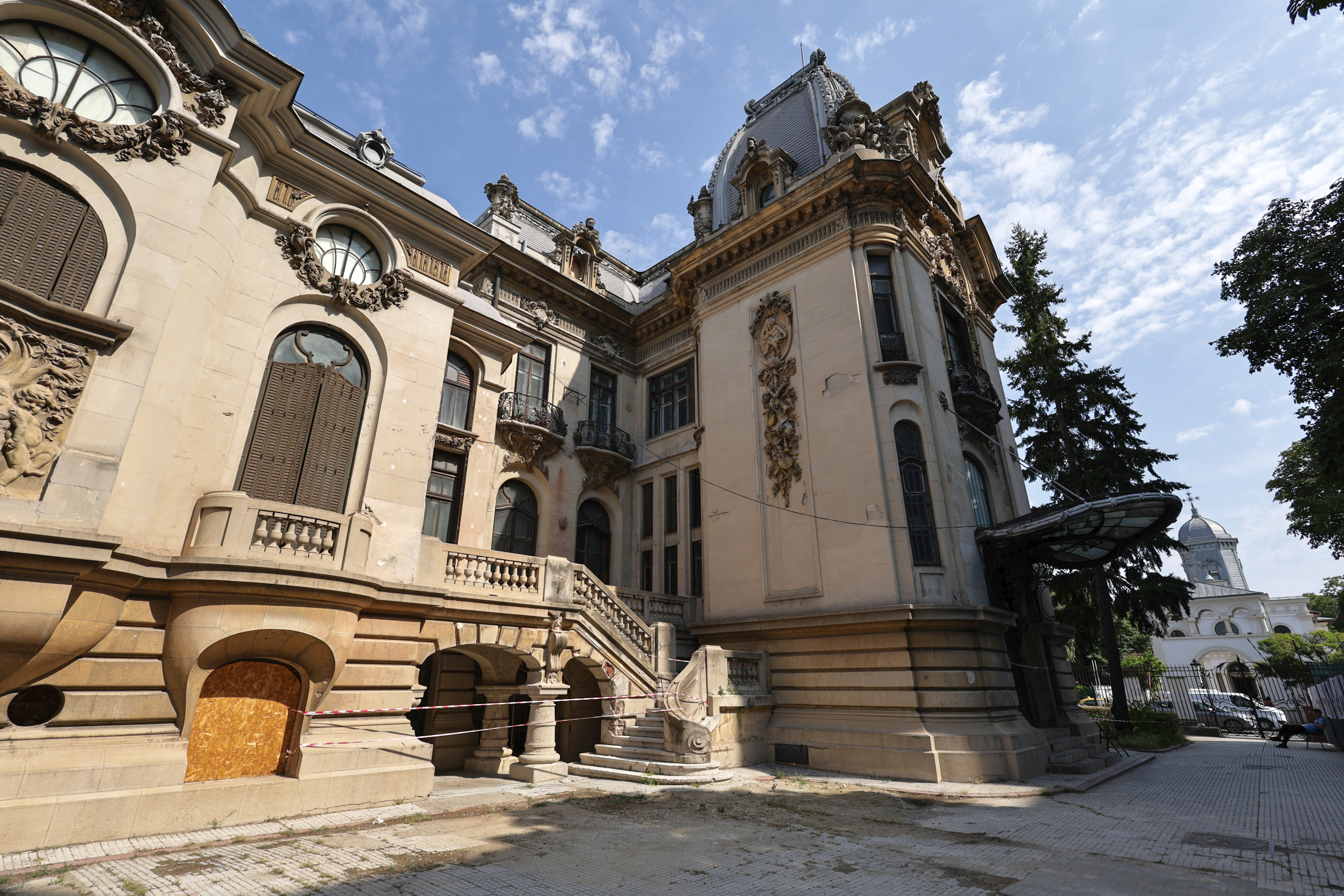 O bijuterie a Bucureștiului se luptă cu timpul, în timp ce restaurarea bate pasul pe loc