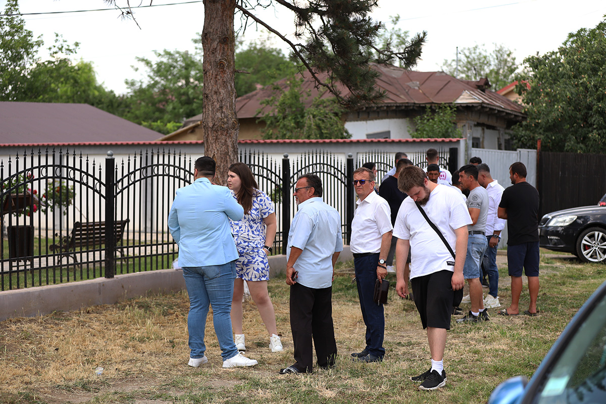 REPORTAJ Alegeri 2024 | Poliție, jandarmi și o bunică speriată de propria nepoată la Belciugatele: „M-a făcut în tot felul că am urcat în mașina primarului!”