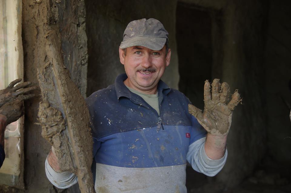 Clacă la casa lui George Enescu! Voluntarii au reparat pereții cu mâinile goale