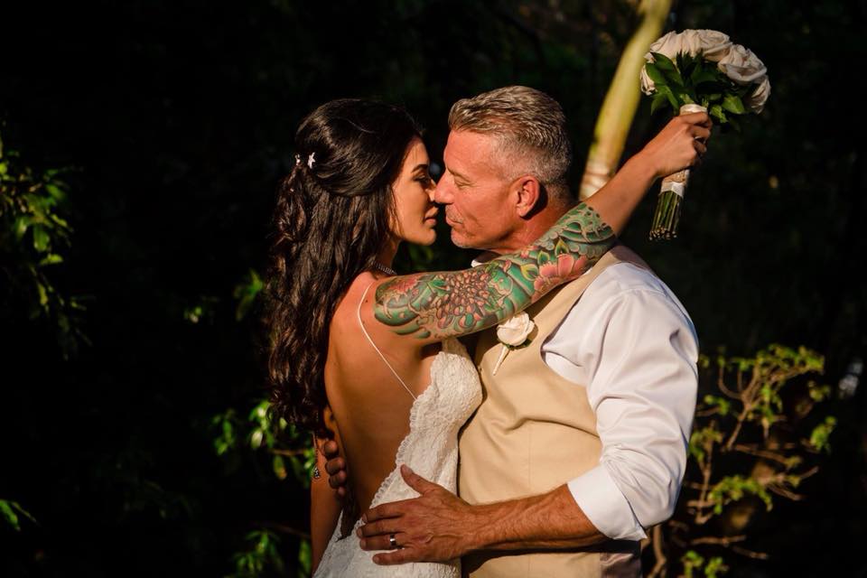 FOTO/ S-a măritat cu tatăl celei mai bune prietene, de două ori mai bătrân decât ea! Acum, cei trei pleacă împreună în vacanță!