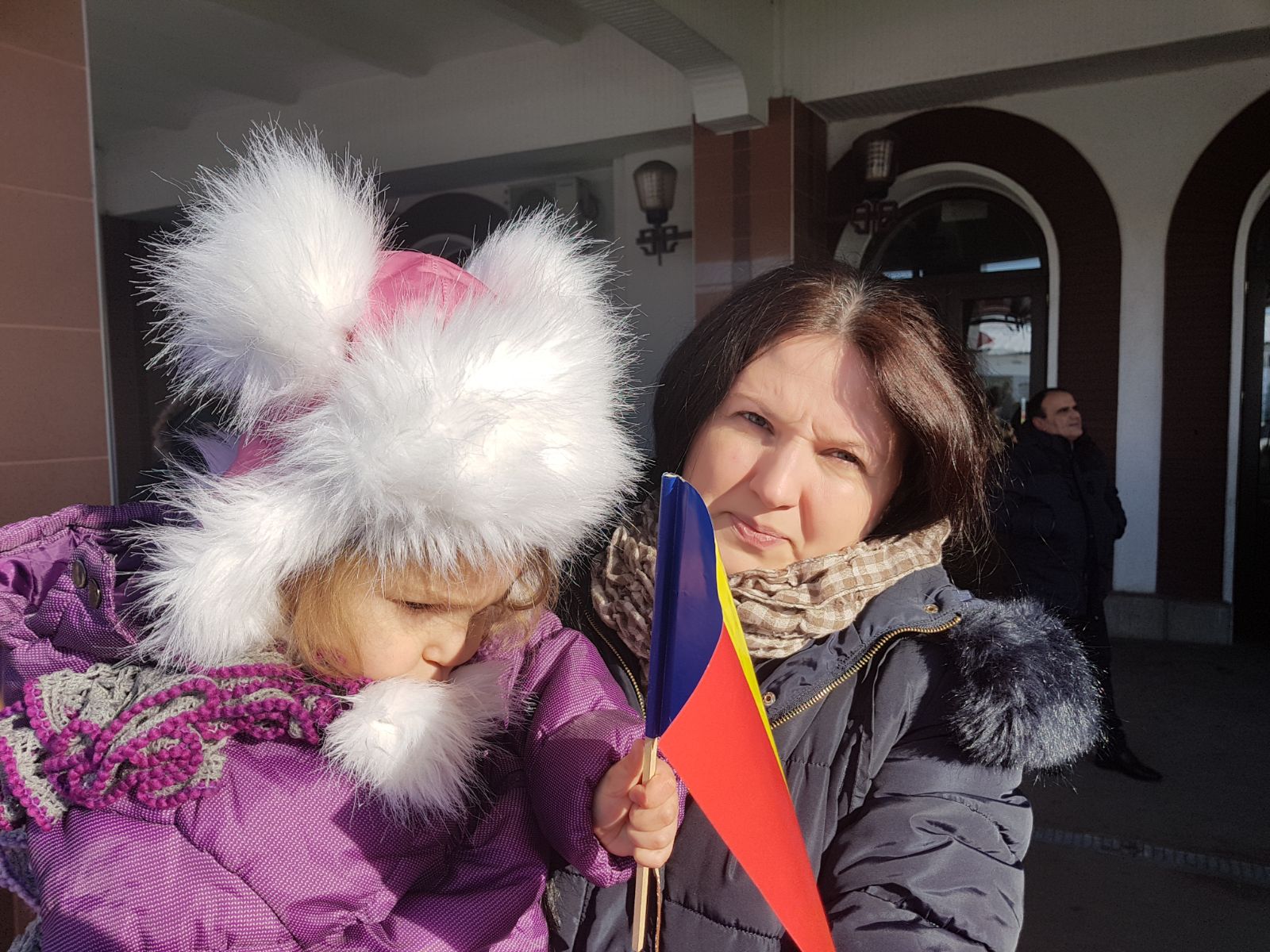 VIDEO REPORTAJ - Părinți, bunici și nepoți au întâmpinat ”Trenul Unirii” în gara Vaslui. Au încins hore și-au cântat la unison