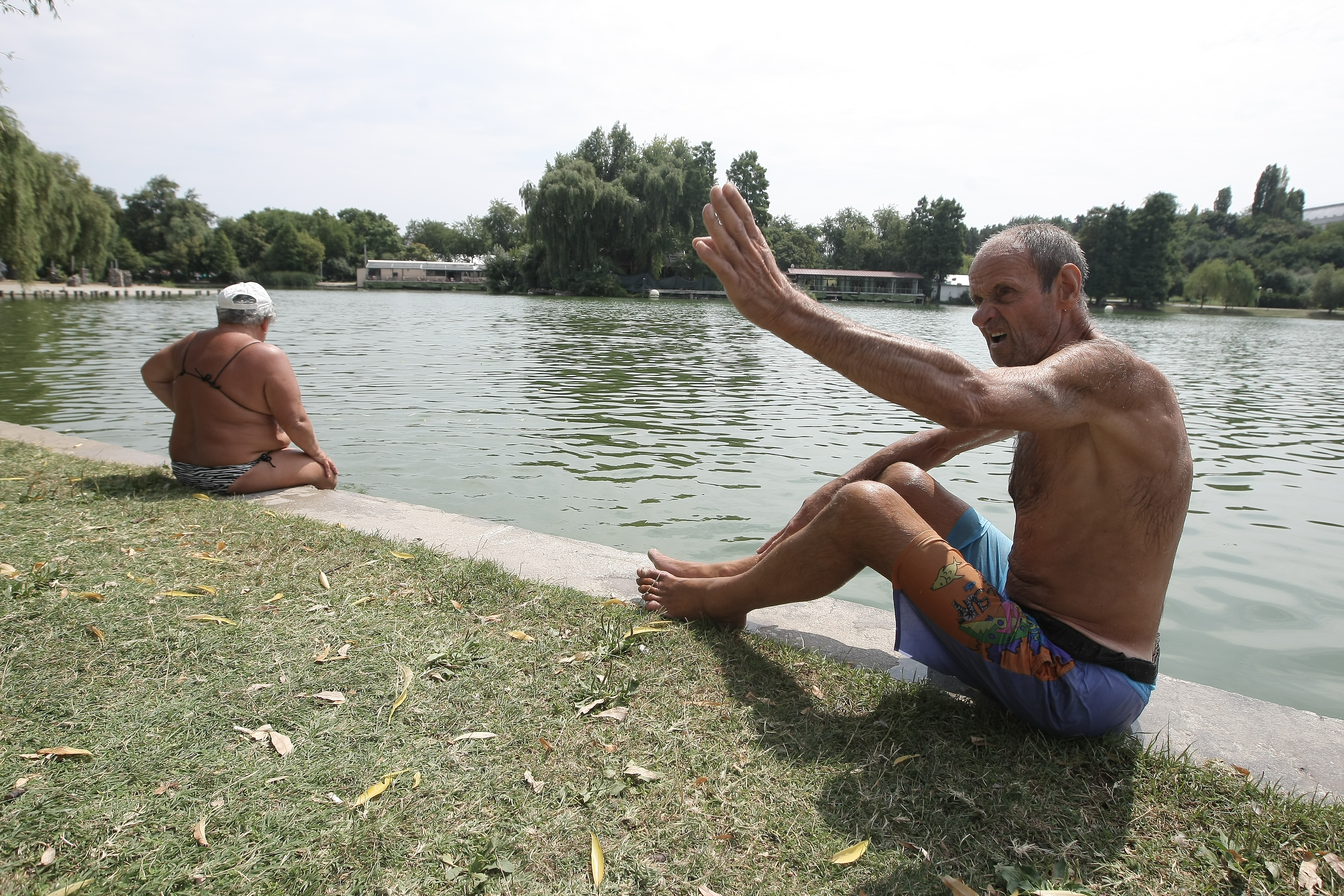Necazurile se țin scai de Carol Haidu, fost mare portar al Stelei. De-abia se ajunge cu banii, iar recent a fost călcat de tramvai! ”Omul cu mâini de aur” a fost la un pas să-și piardă piciorul! FOTO