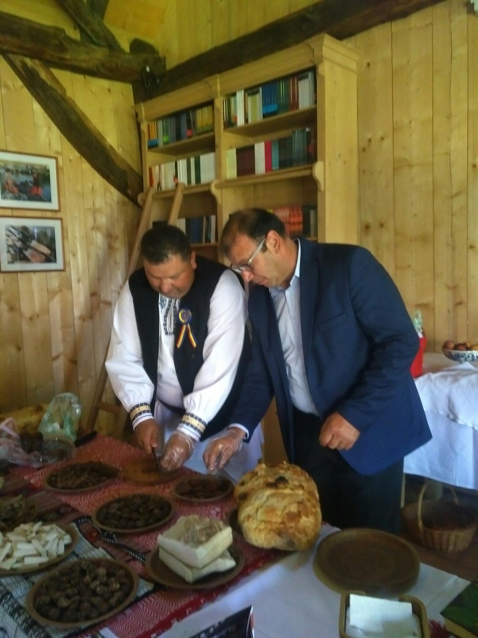Prințul Charles s-a întâlnit cu Ivan Patzaichin la Viscri. Moștenitorul Coroanei britanice a degustat pastramă din crap și palincă / FOTO&VIDEO