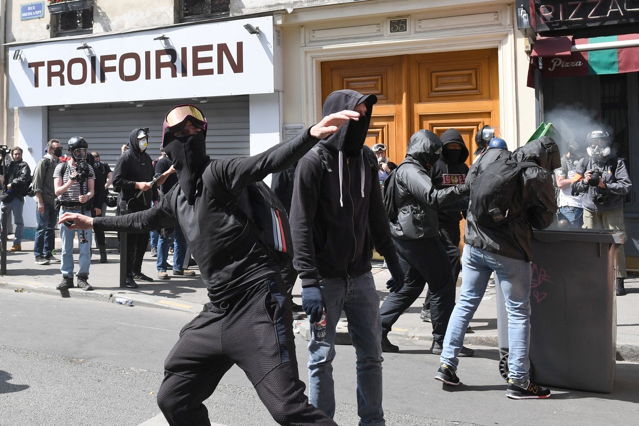 Proteste violente la Paris. 250 de mitinguri au fost organizate duminică în Franța de cei care îl contestă pe Macron