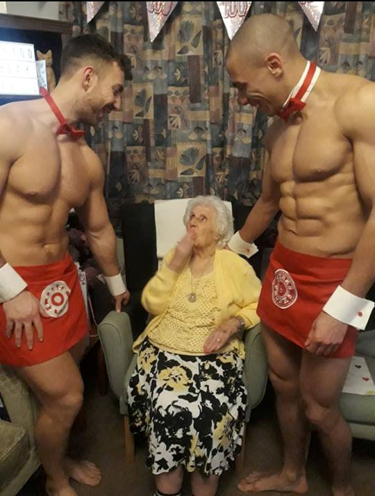 La 100 de ani, a petrecut cu stripperi. Surpriza hot pe care i-au făcut-o rudele | FOTO