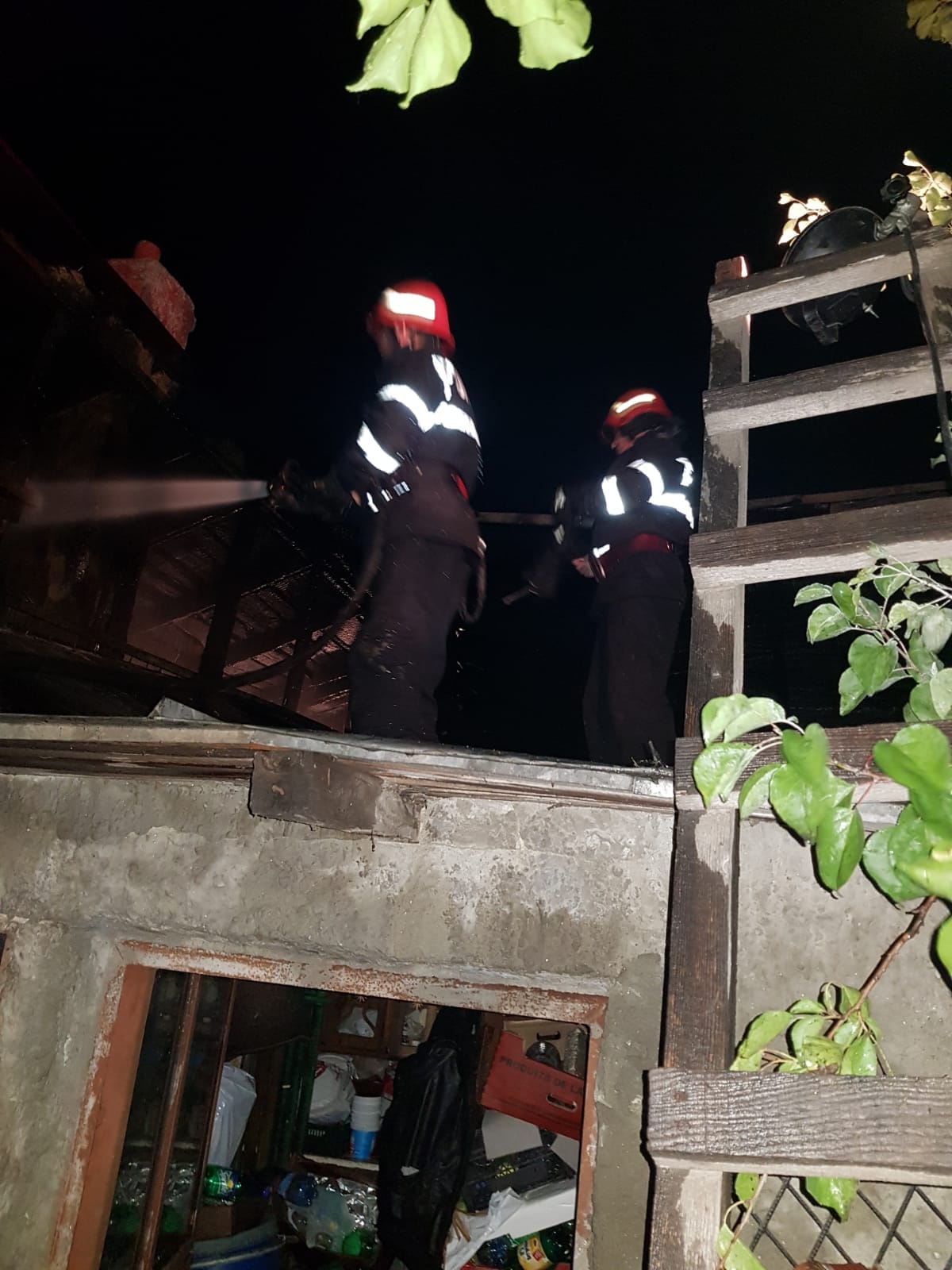 FOTO/ Incendiul din Brăila care a mistuit cinci case a fost provocat de un scurtcircuit. Doi oameni au ajuns la spital intoxicați cu fum
