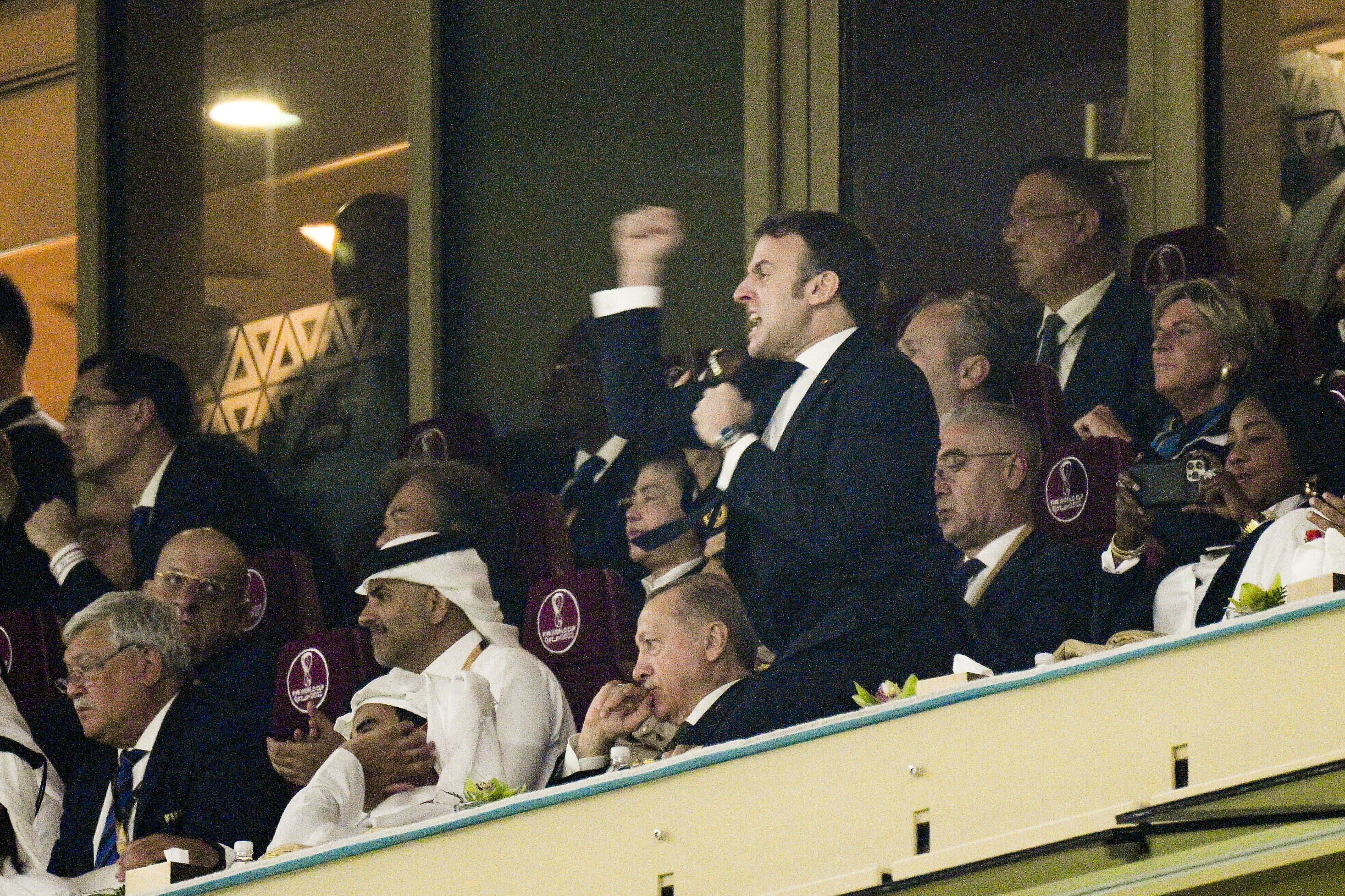 Emoțiile lui Macron. Președintele francez a trăit intens fiecare minut al finalei și l-a consolat pe Mbappe după meci
