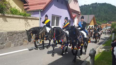 Mii de oameni au asistat la Parada Junilor la Brașov | GALERIE FOTO