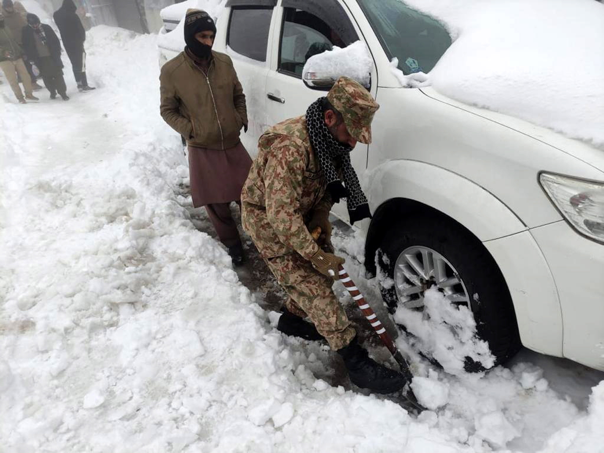 Cel puțin 16 oameni au murit înghețați în mașini, în timpul unei furtuni de zăpadă din Pakistan