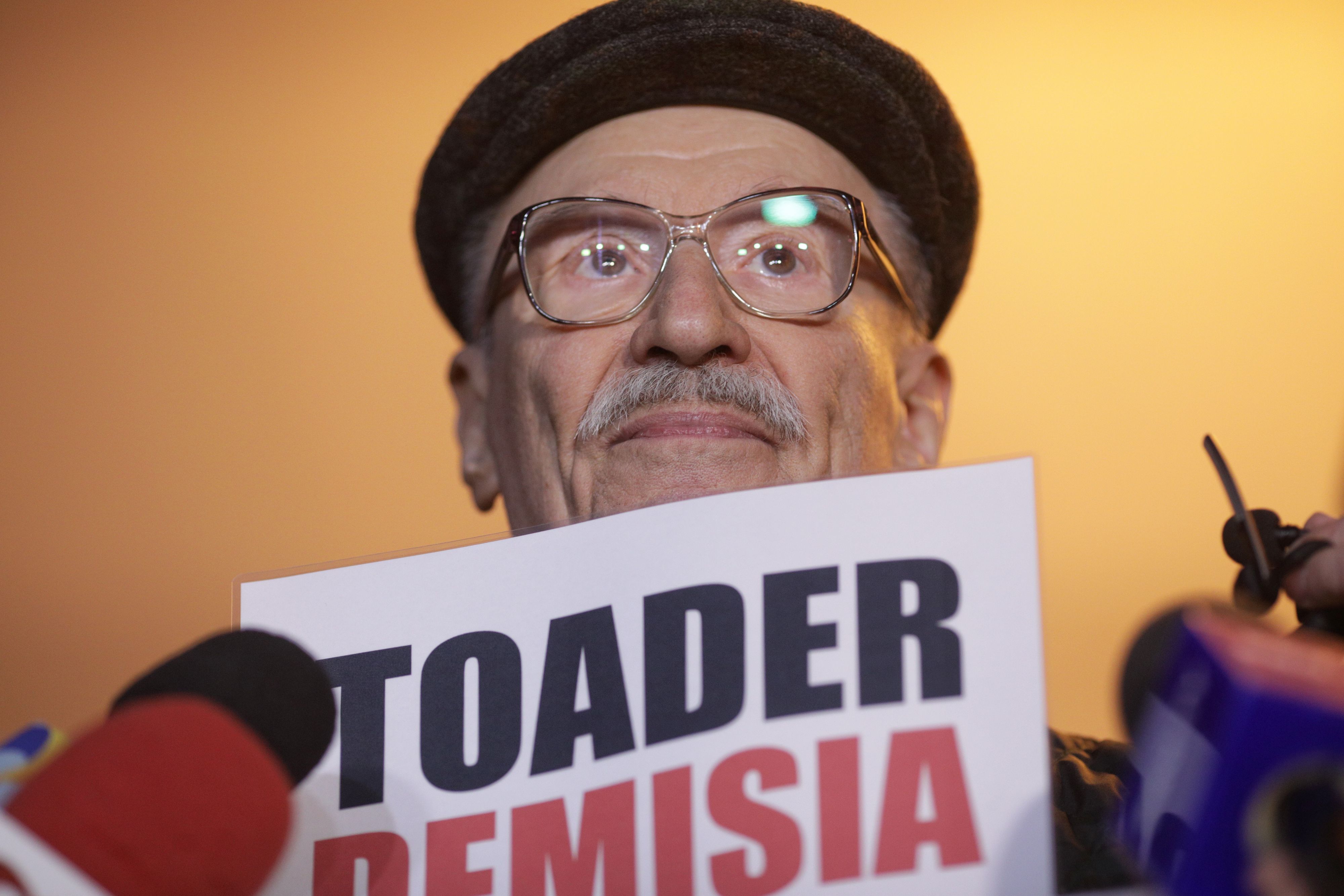 Protest pe treptele TNB față de Ordonanța care modifică legile justiției. Rebengiuc: "De frica închisorii, iau justiția în brațe și o schimbă cum vor ei"