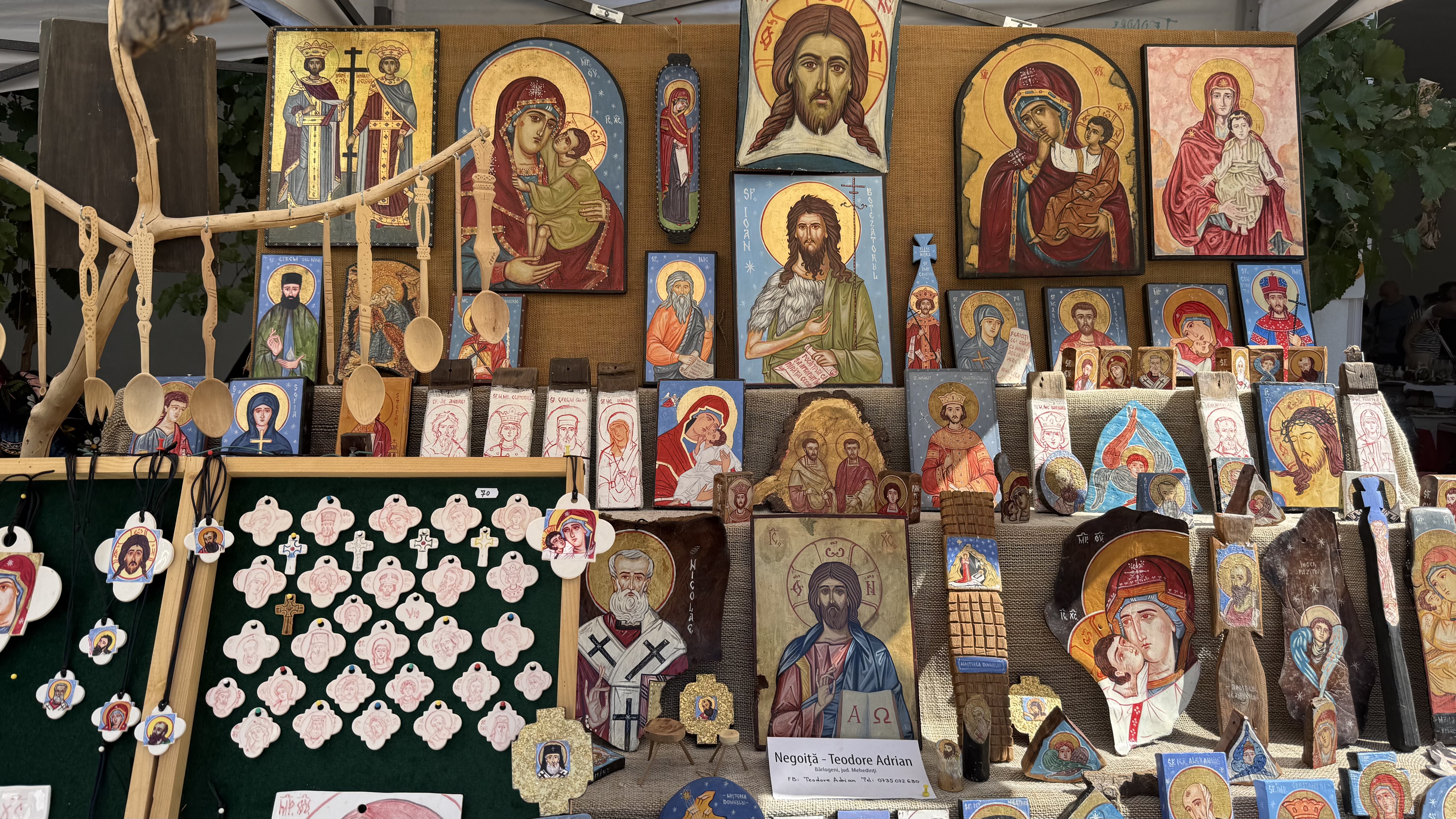 Teodore-Adrian Negoiță, artistul care transformă icoanele și lingurile de lemn în povești vii ale satului românesc: „Am pictat pe pietre, pe coajă de ou sau pe scoarță de copac”