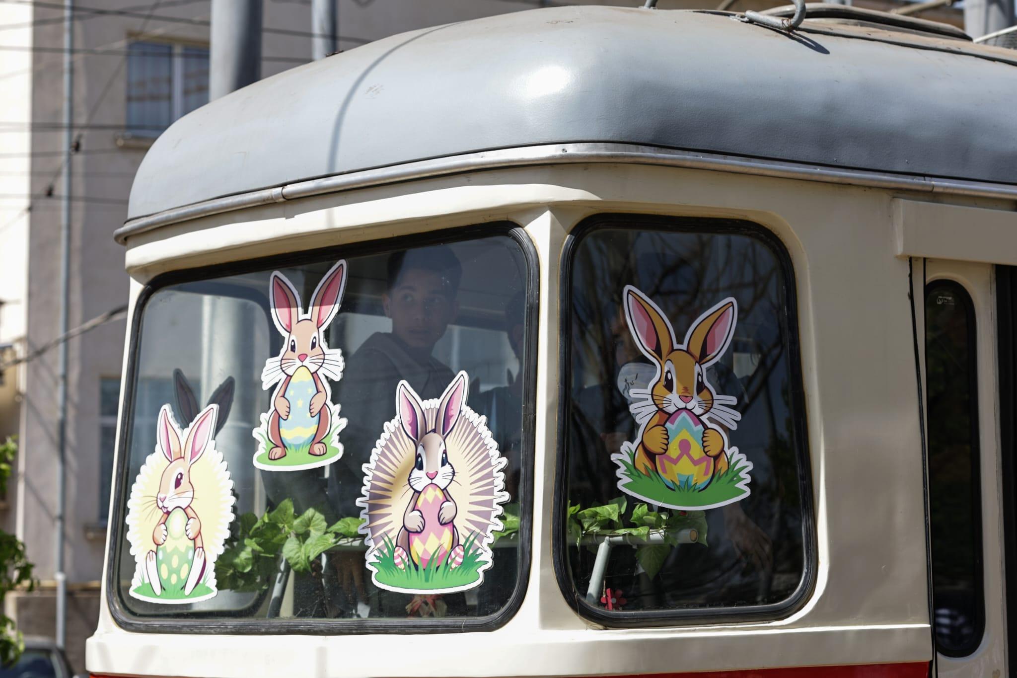 În „Tramvaiul iepurașului”, controlorii STB au împărțit ouă de ciocolată în loc de amenzi: „Mi-a plăcut că ne-au dat dulciuri și erau iepuri lipiți peste tot”