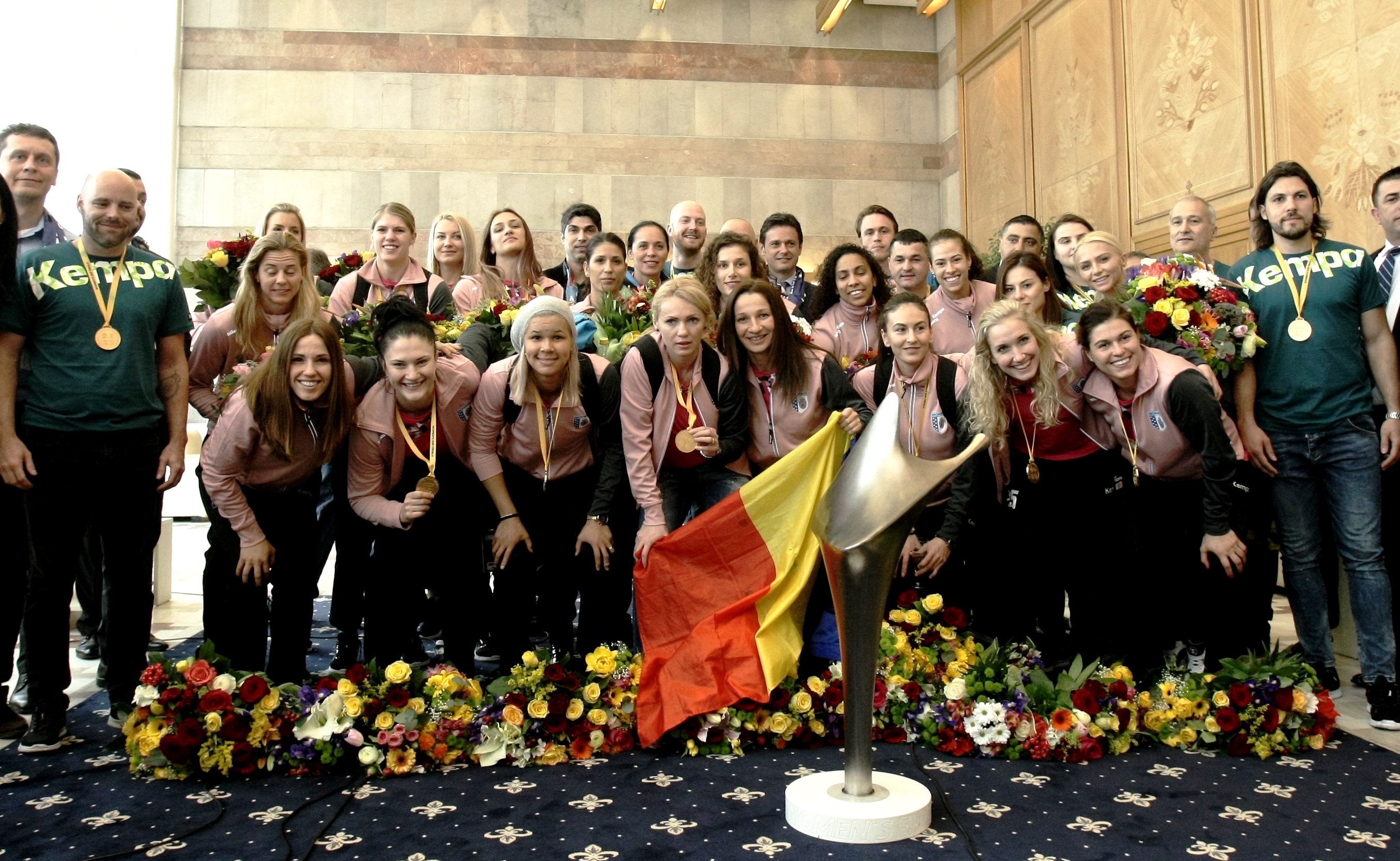 Reginele Europei s-au plimbat cu autocarul prin centrul Capitalei / FOTO