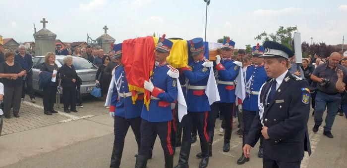 Polițistul Cristian Amariei, omorât în misiune, a fost înmormântat la Recaș. Peste 1.000 de oameni, la funeralii / VIDEO
