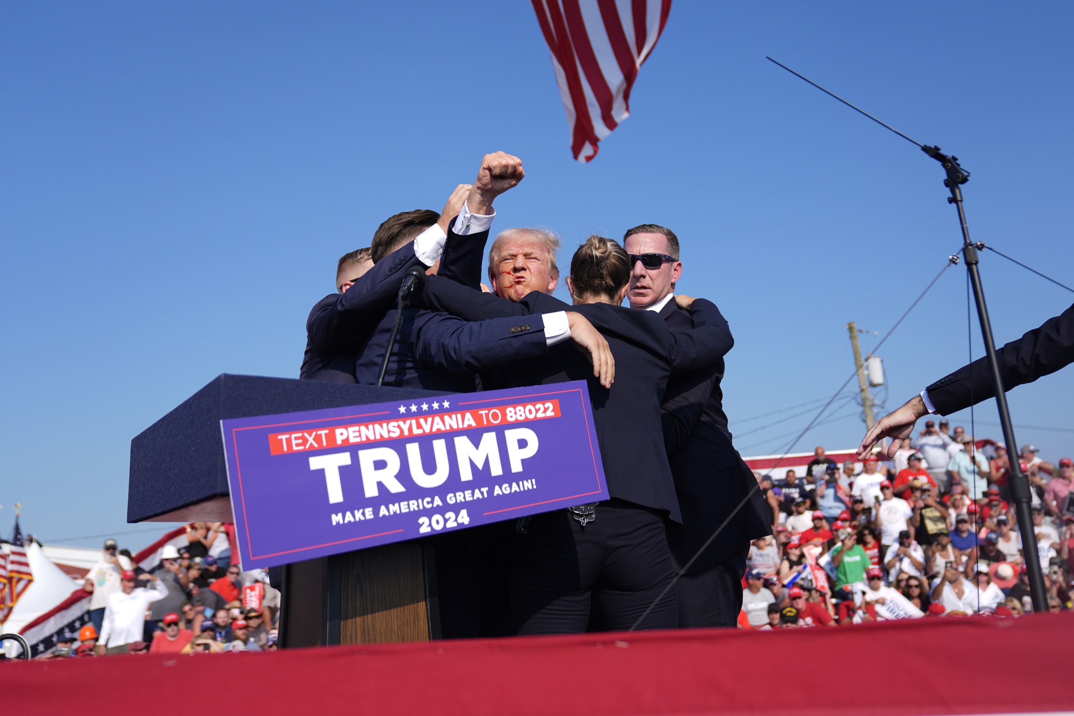 „Pare o mare înscenare”. Teoriile conspirației s-au răspândit după atacul asupra lui Donald Trump. Fotografia care a amplificat speculațiile
