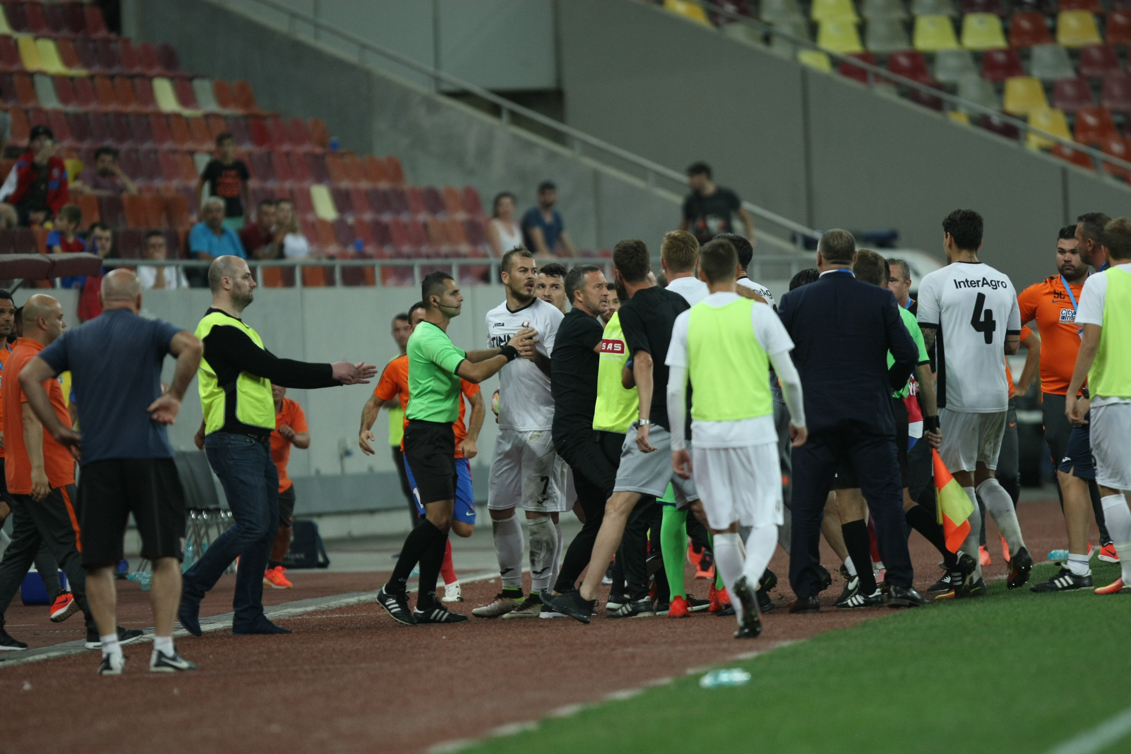 Mihai Stoica a vorbit după altercația de la meciul cu Astra: ”Am fost un miniscut uman". Ce-a zis despre Săpunaru. Reacția lui ”Săpun” | FOTO&VIDEO