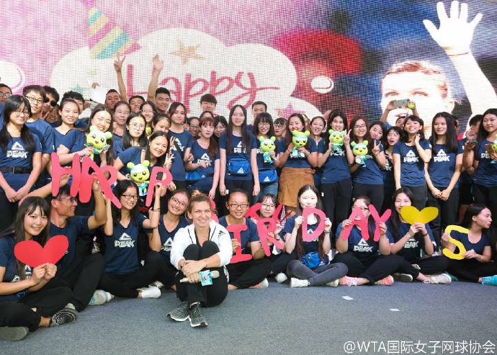 Simona Halep împlinește 25 de ani. Sportiva a fost sărbătorită cu tort la Wuhan, iar fanii au umplut rețelele de socializare cu felicitări / GALERIE FOTO&VIDEO